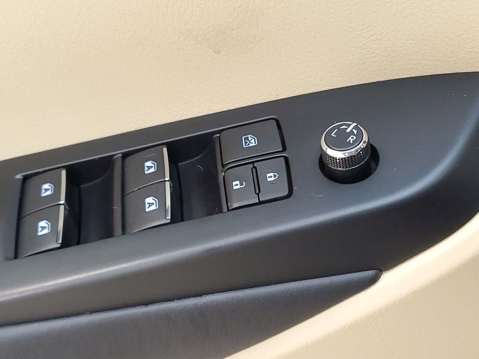 Thumbnail: 2017 Toyota Highlander - 18