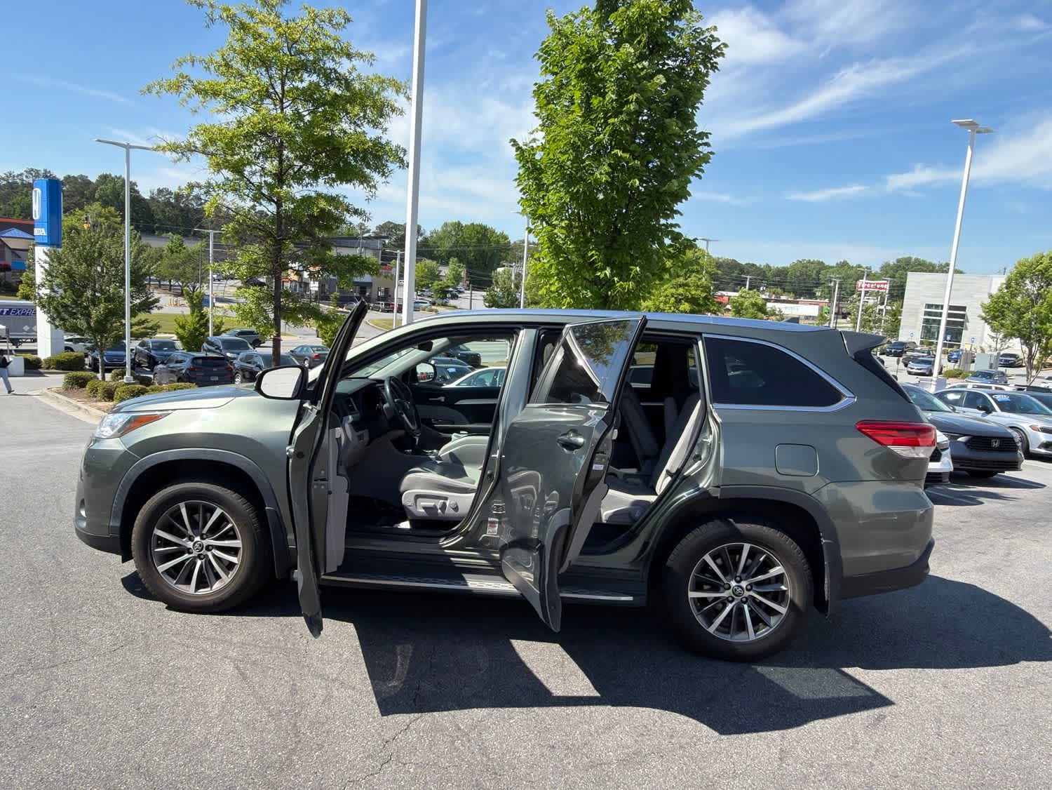 Thumbnail: 2019 Toyota Highlander - 16