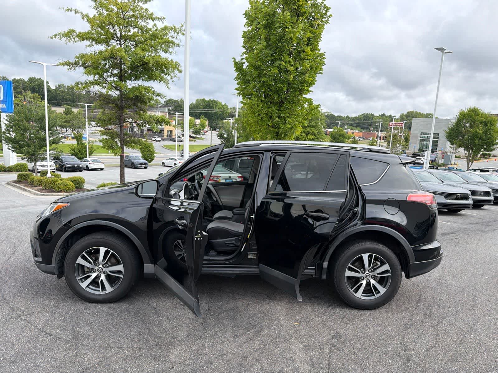 Thumbnail: 2018 Toyota RAV4 - 19