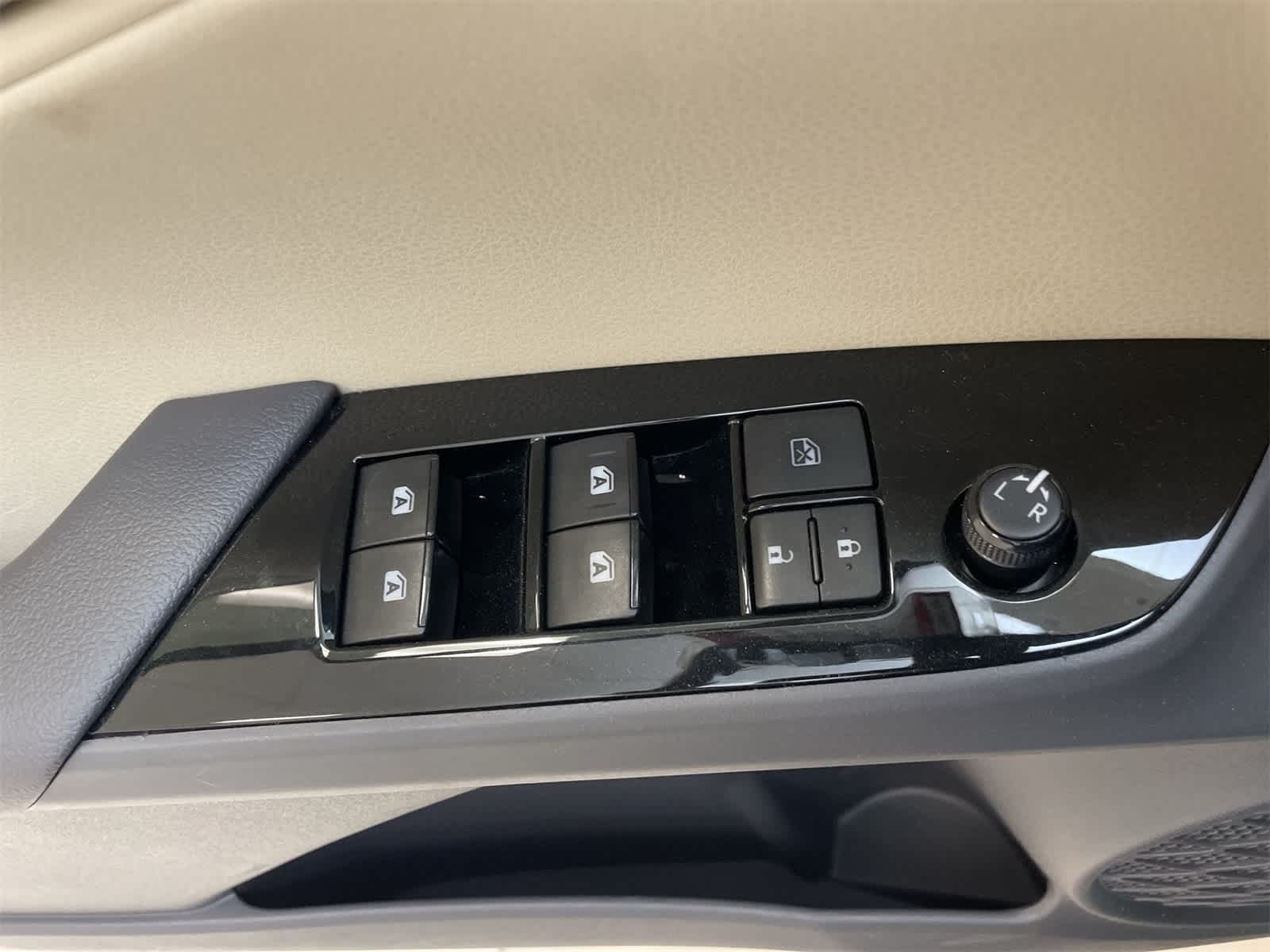 Thumbnail: 2016 Toyota Prius - 14