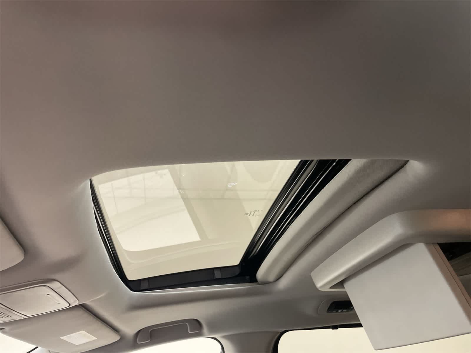 2025 Honda Odyssey Touring photo 3