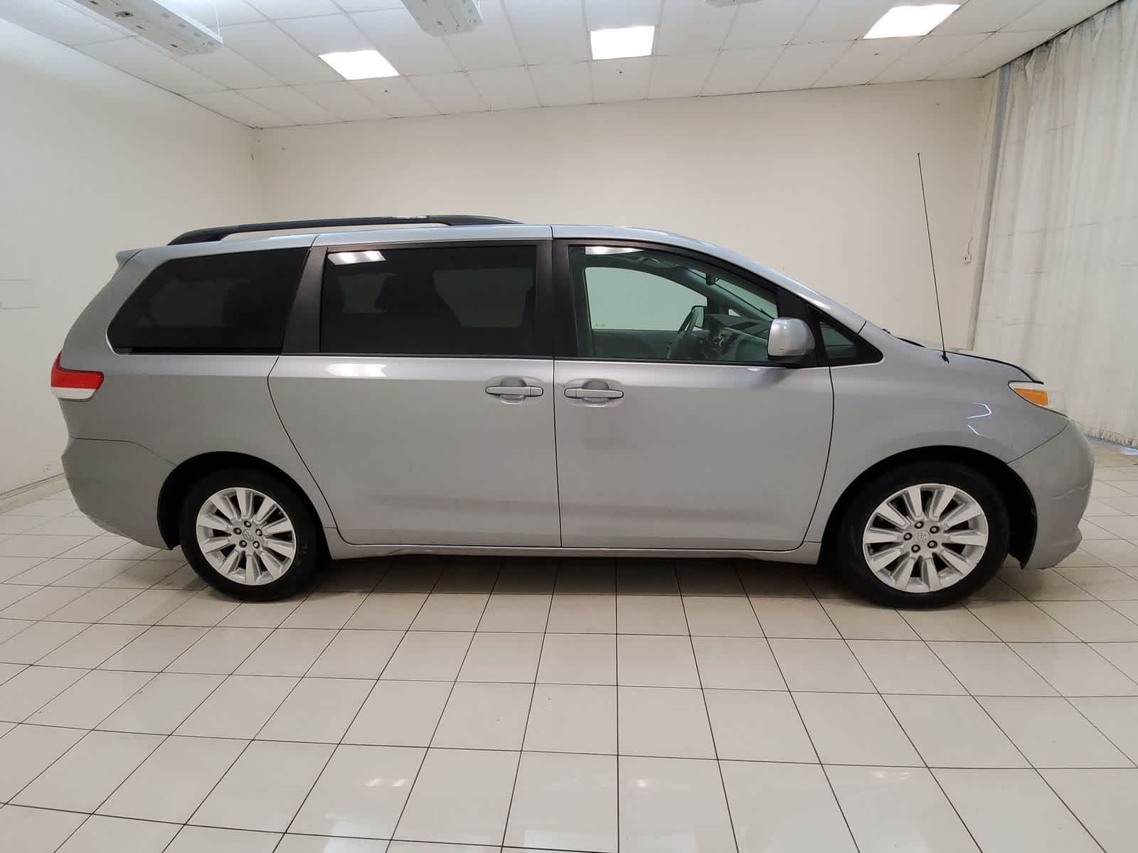 Thumbnail: 2013 Toyota Sienna - 25