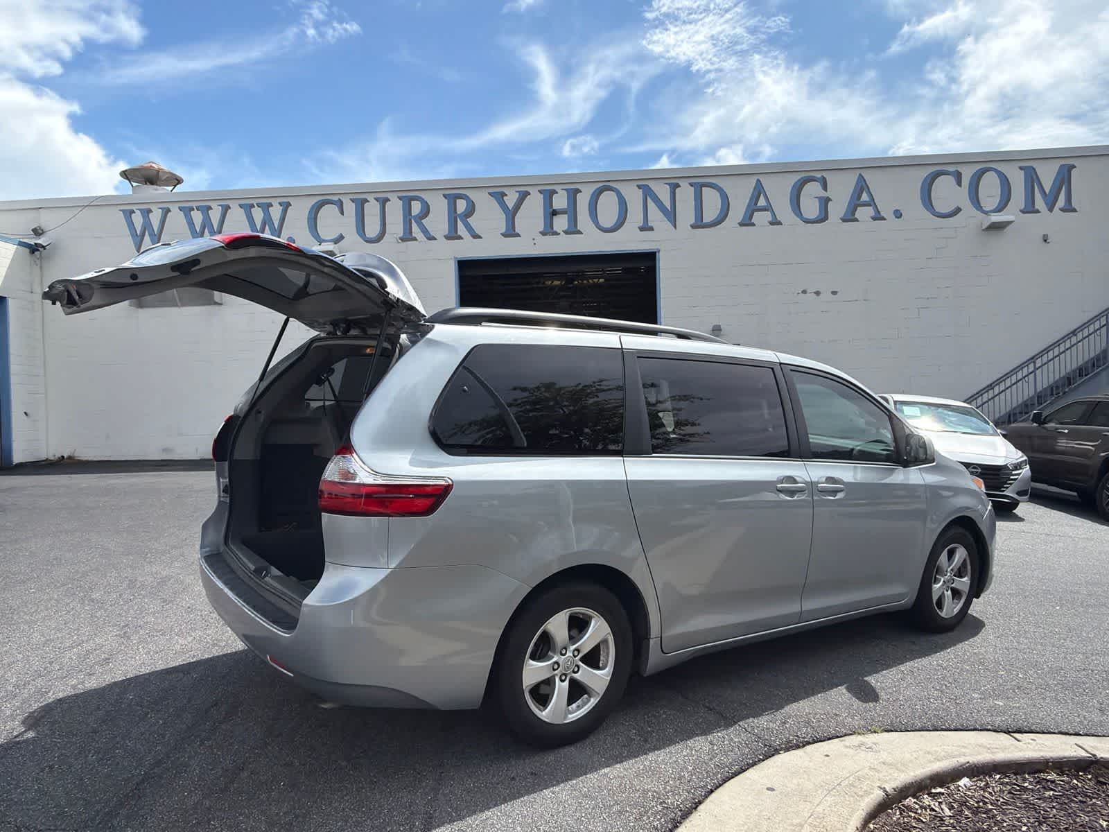 Thumbnail: 2016 Toyota Sienna - 11
