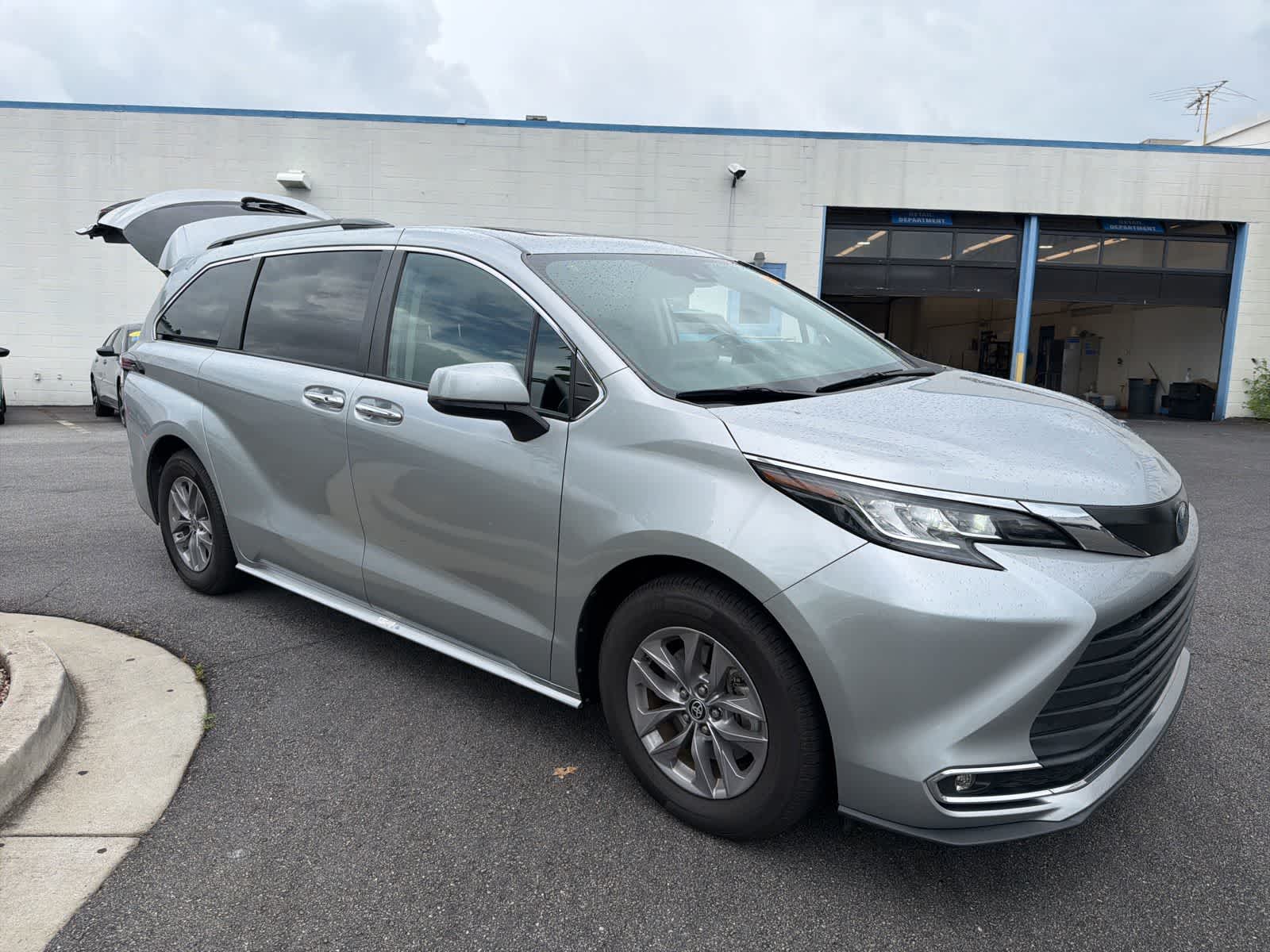 Thumbnail: 2023 Toyota Sienna - 13