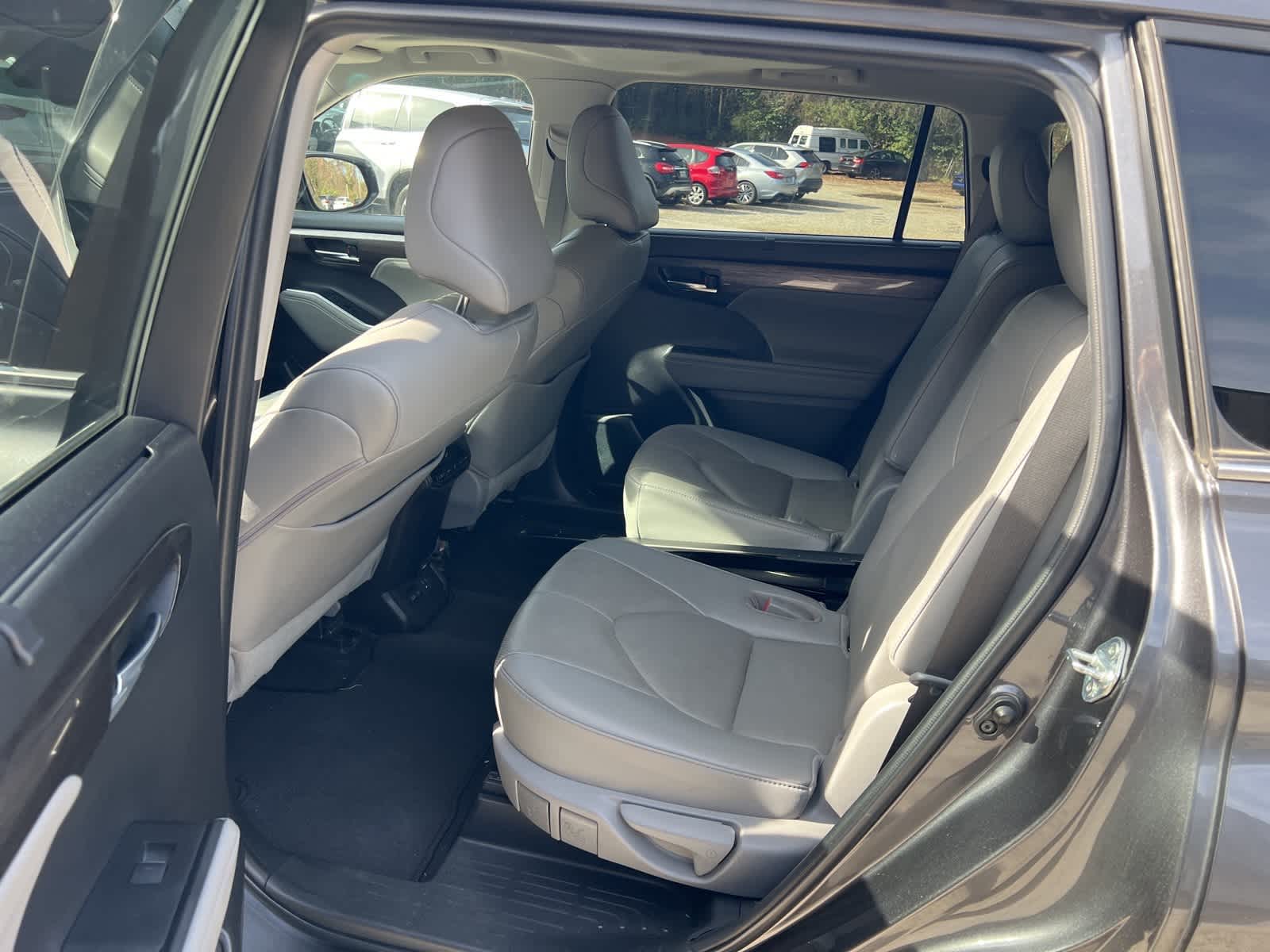 Thumbnail: 2022 Toyota Highlander - 15