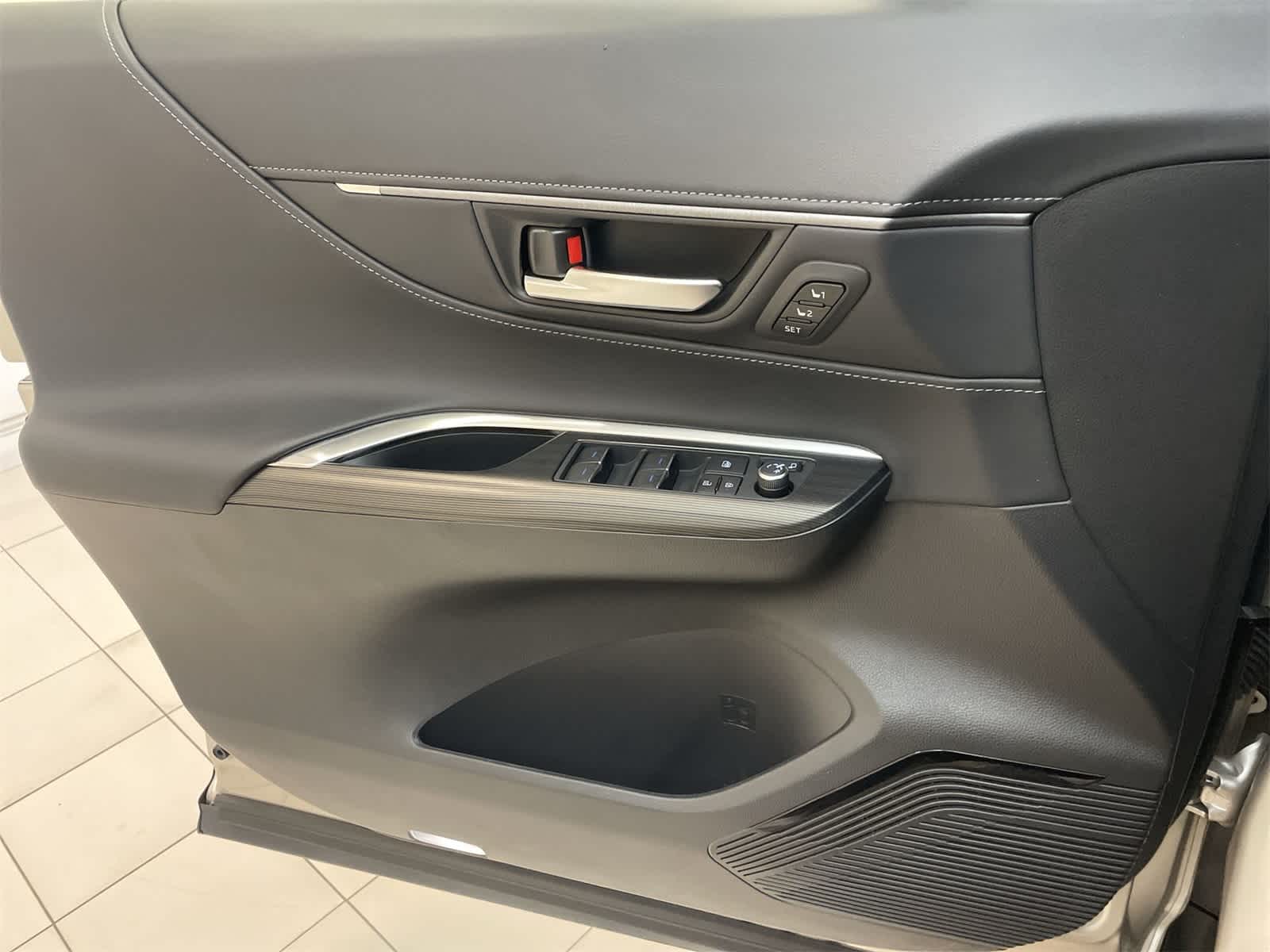 Thumbnail: 2021 Toyota Venza - 16