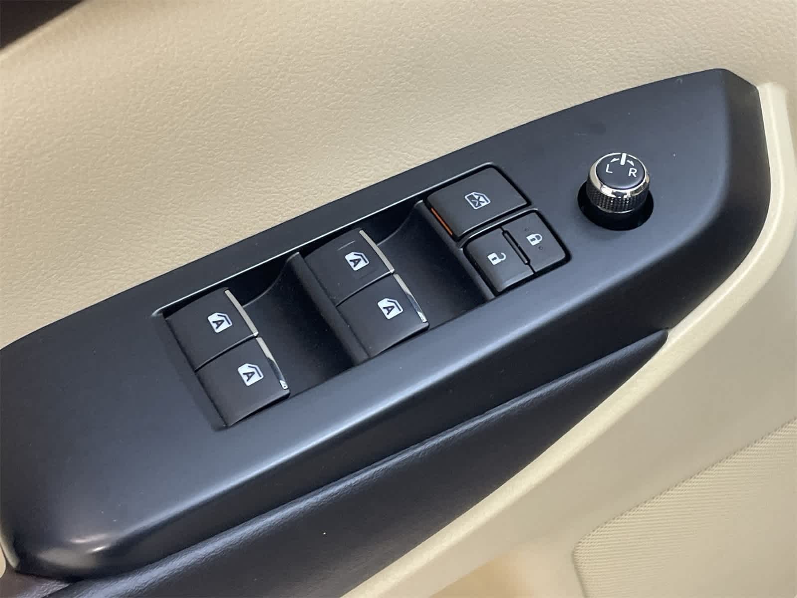 Thumbnail: 2017 Toyota Highlander - 18