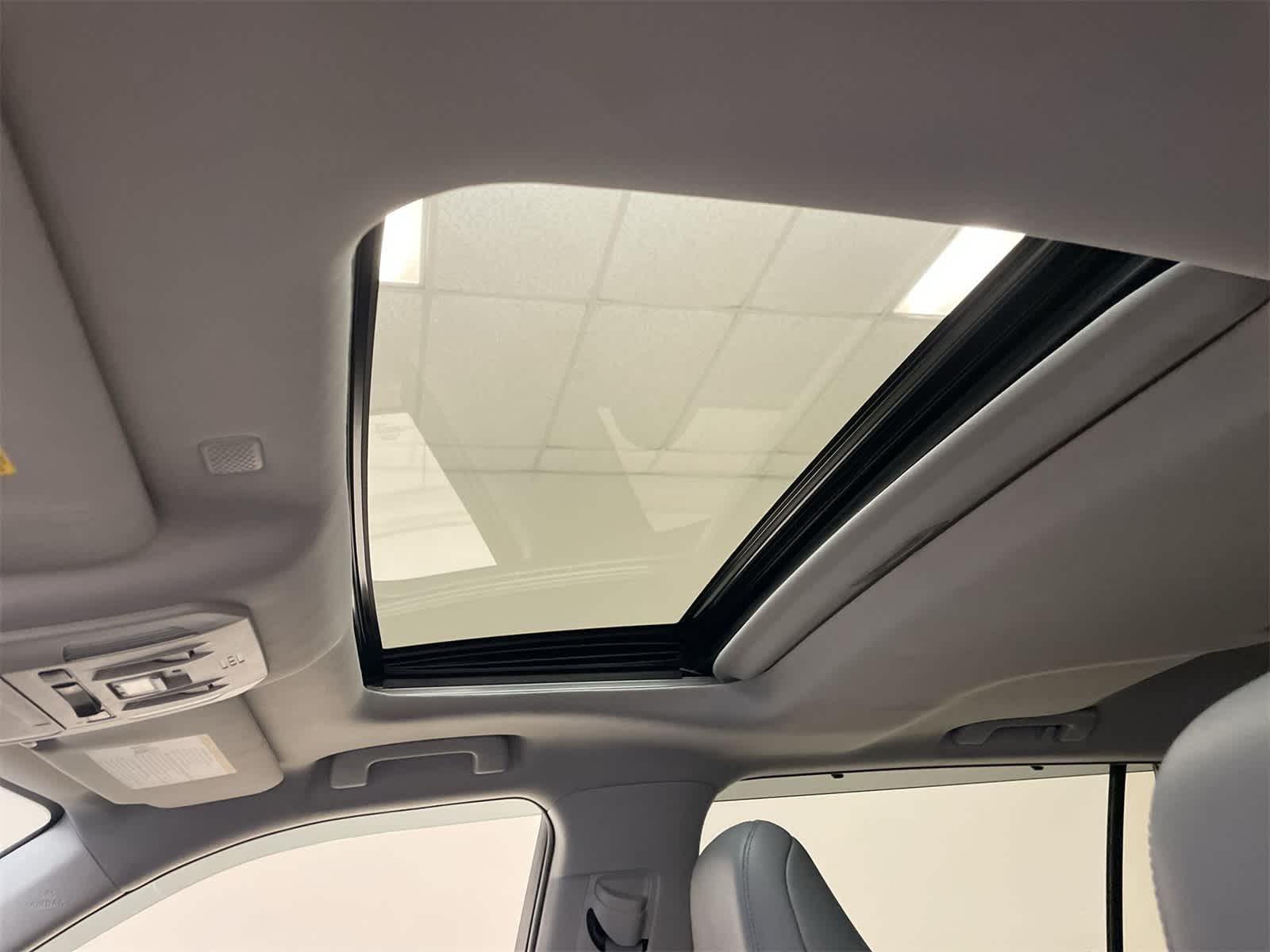 2020 Toyota Highlander Limited Hybrid photo 2
