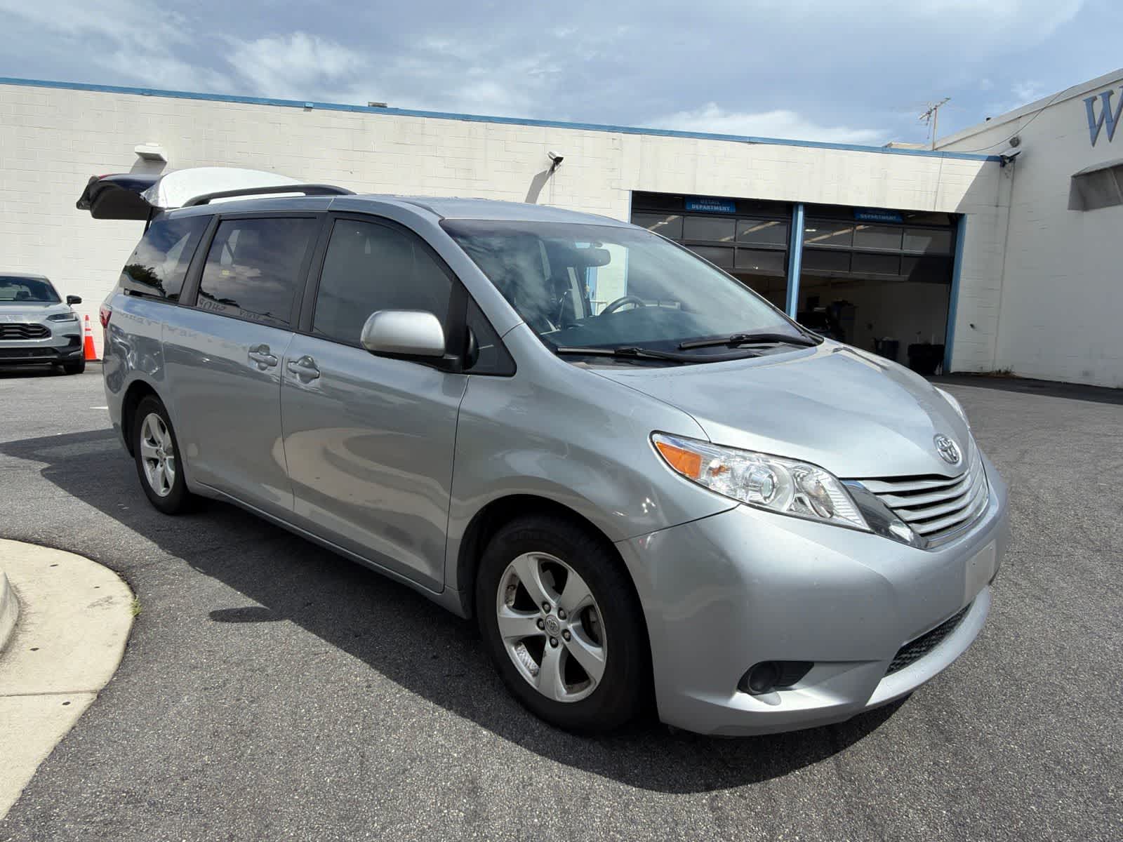 Thumbnail: 2016 Toyota Sienna - 12