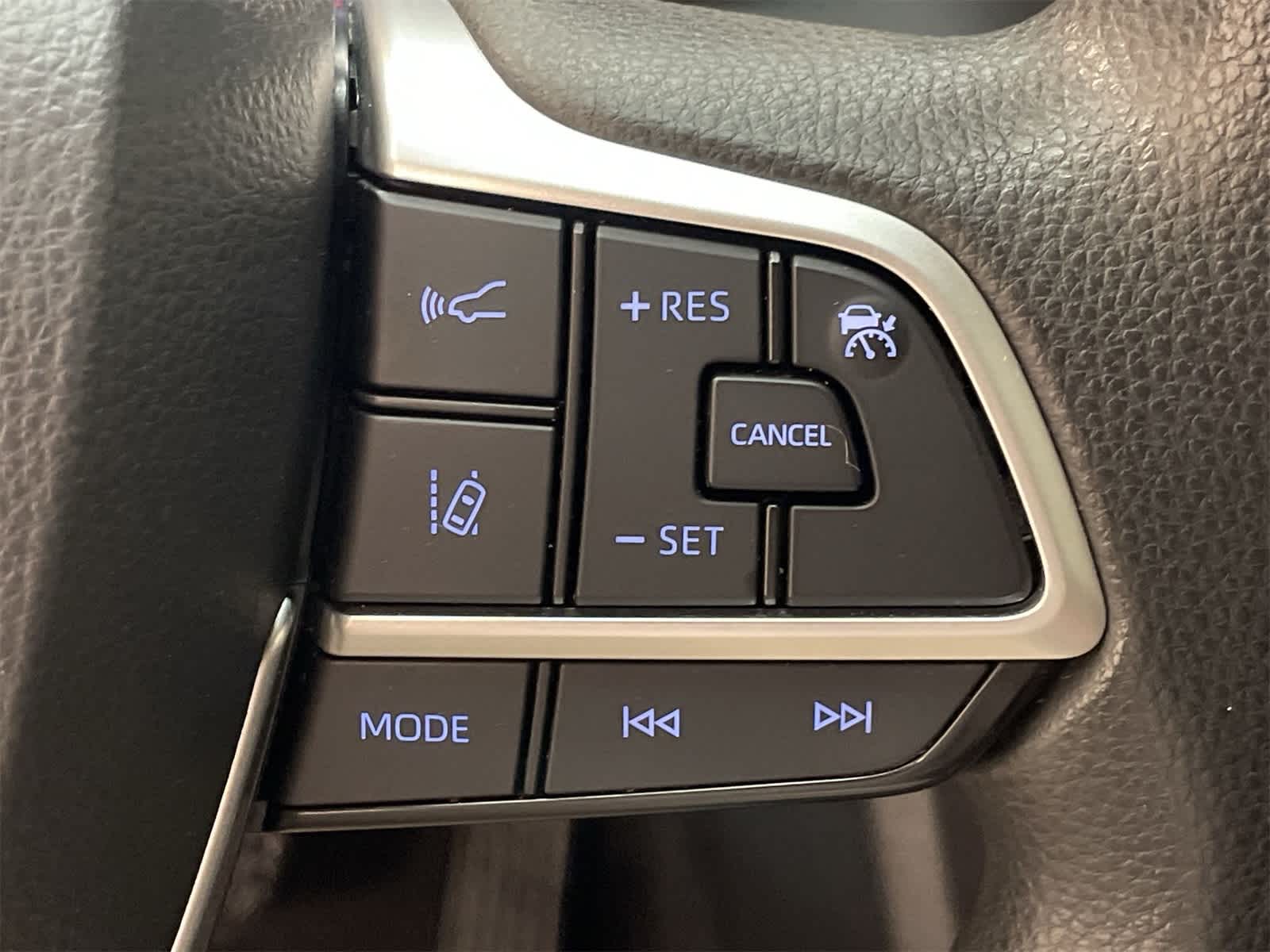 Thumbnail: 2022 Toyota Highlander - 11