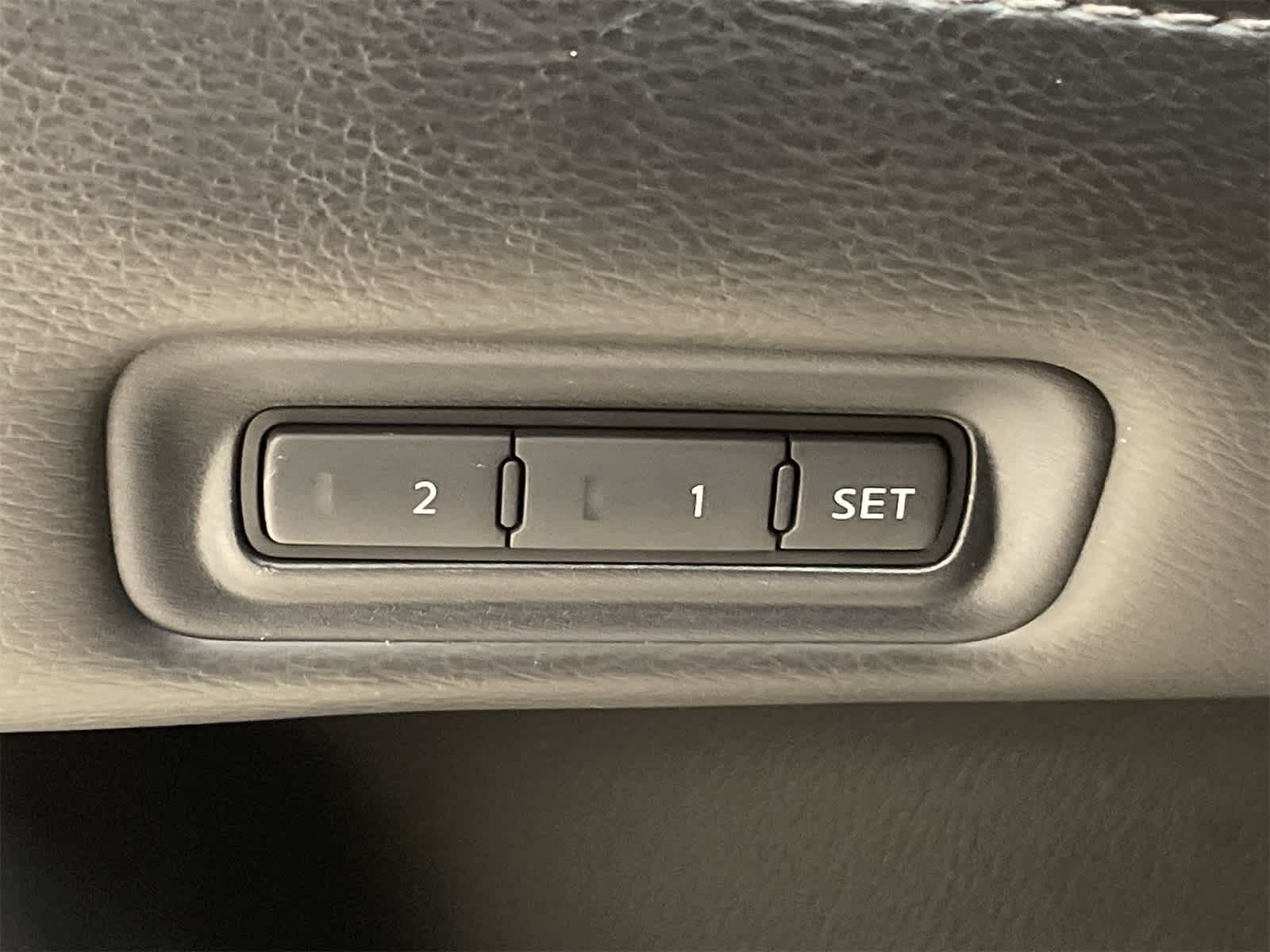 Thumbnail: 2014 Nissan Pathfinder - 17