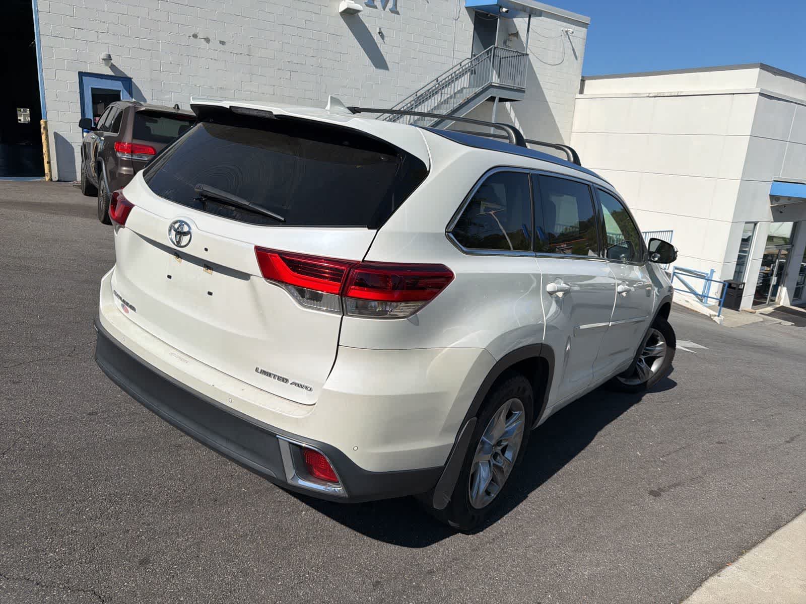 Thumbnail: 2017 Toyota Highlander - 10