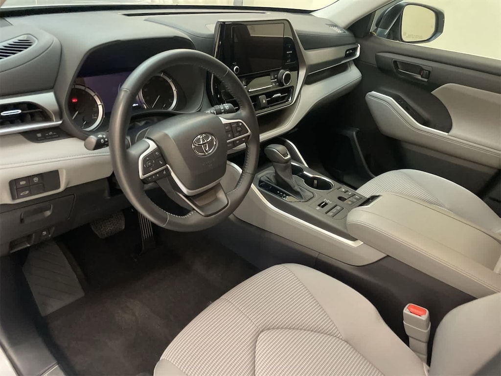 Used 2023 Toyota Highlander LE SUV