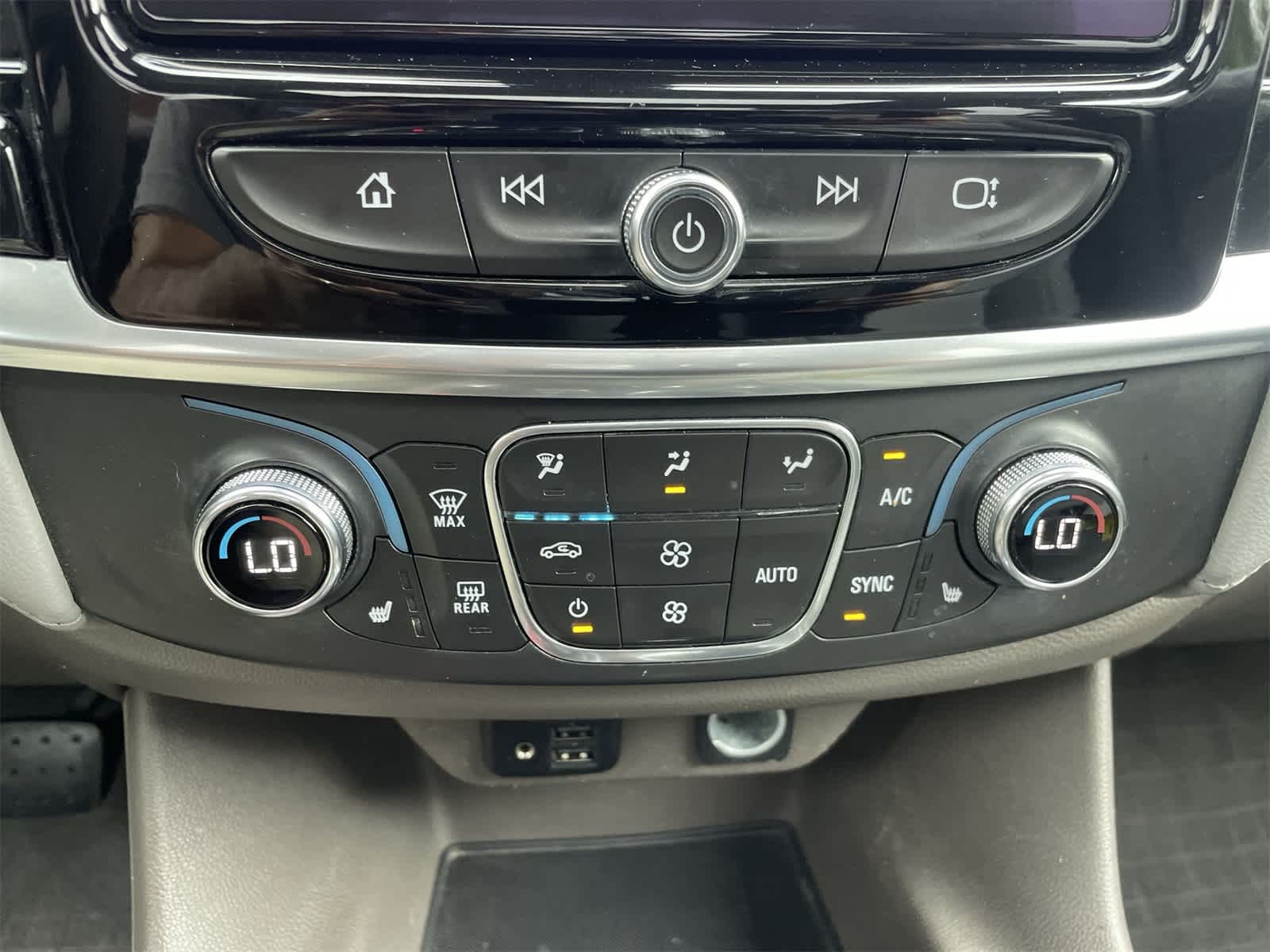 Thumbnail: 2020 Chevrolet Traverse - 32