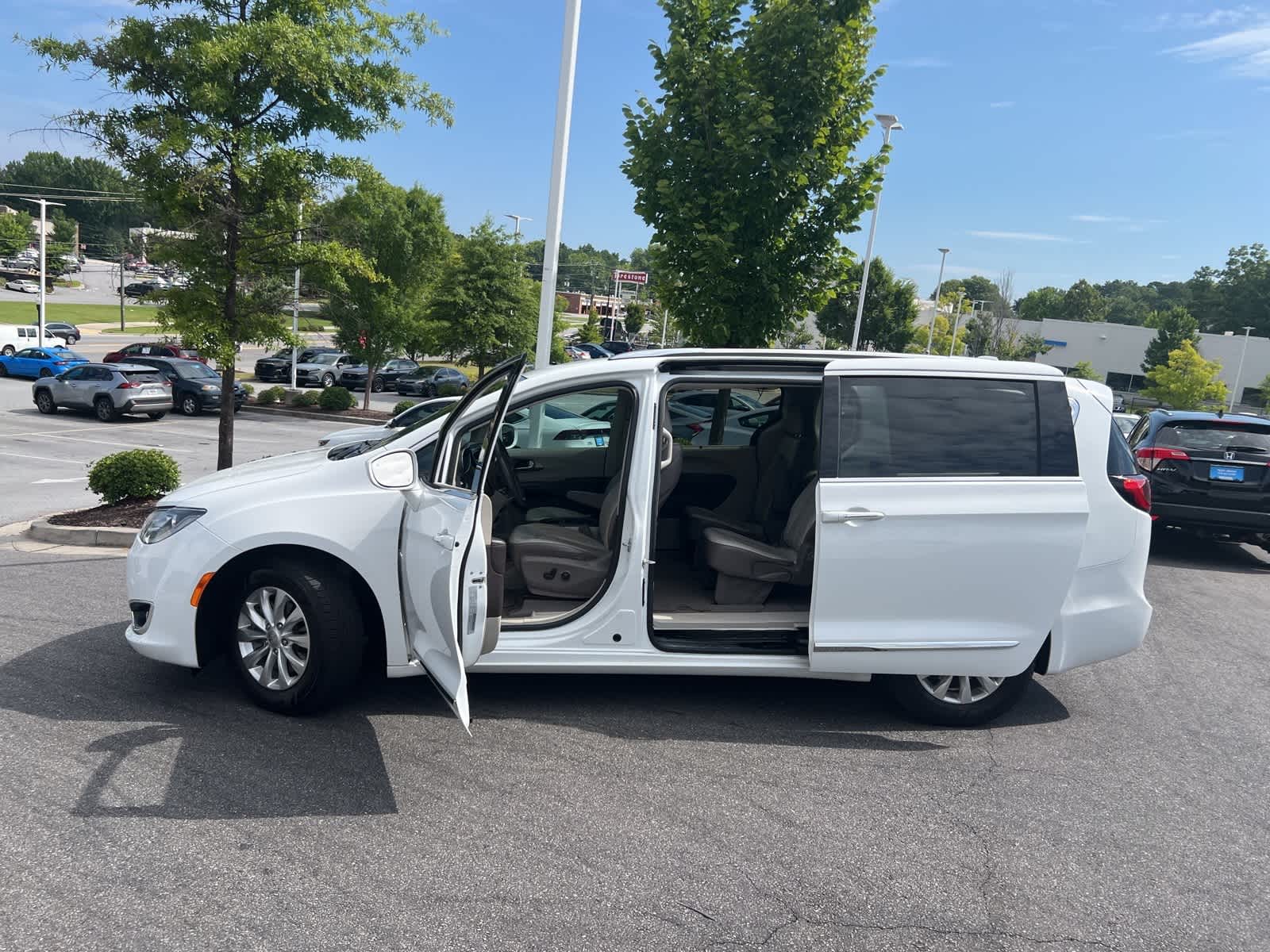 Thumbnail: 2019 Chrysler Pacifica - 16