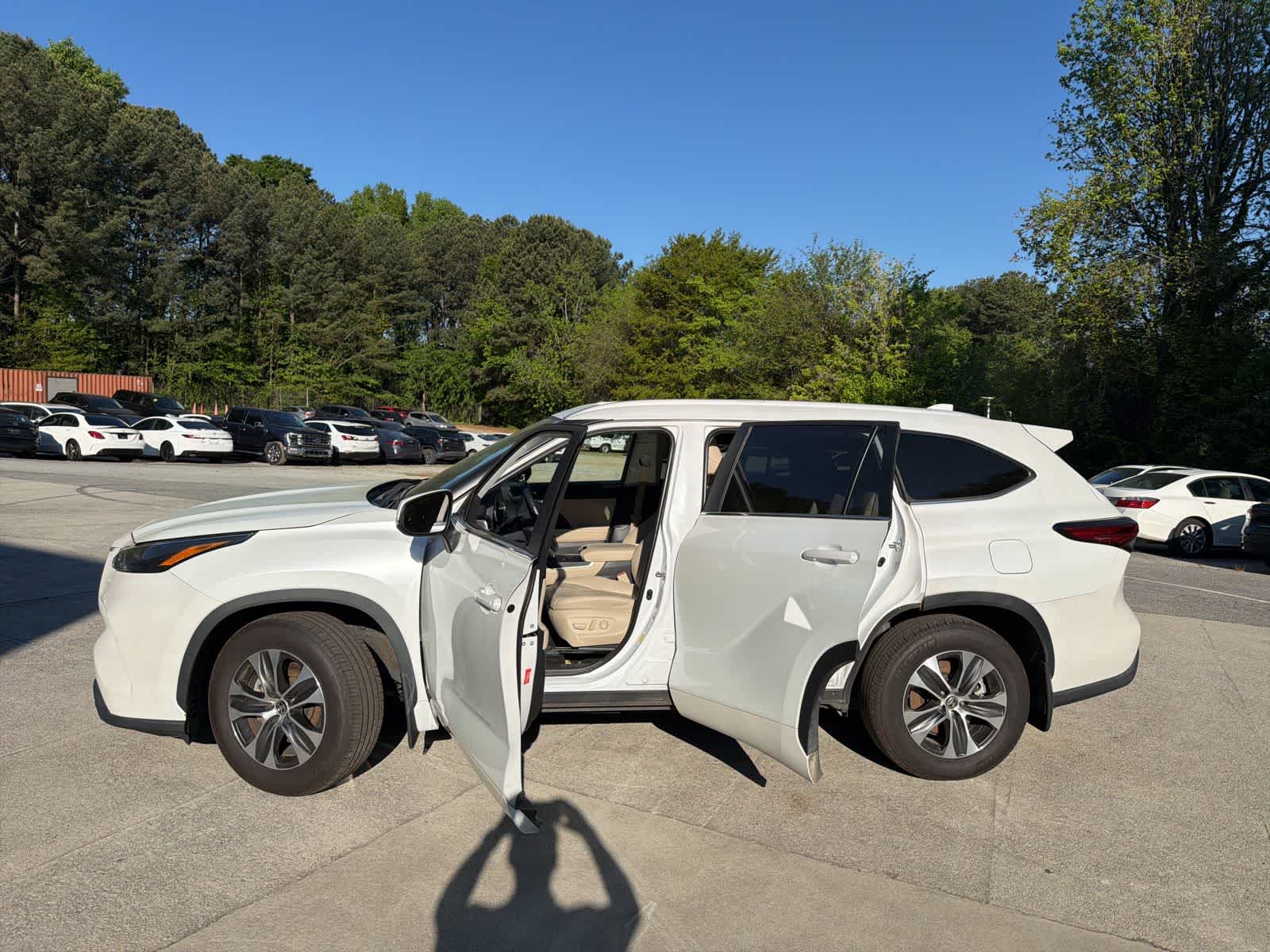 Thumbnail: 2023 Toyota Highlander - 18