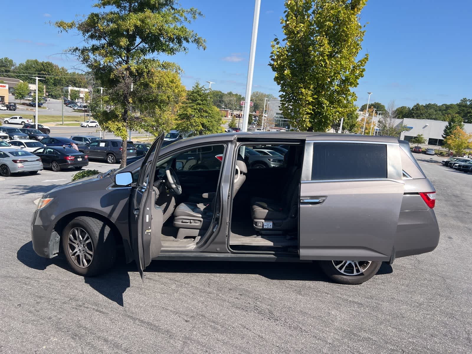 Thumbnail: 2011 Honda Odyssey - 17