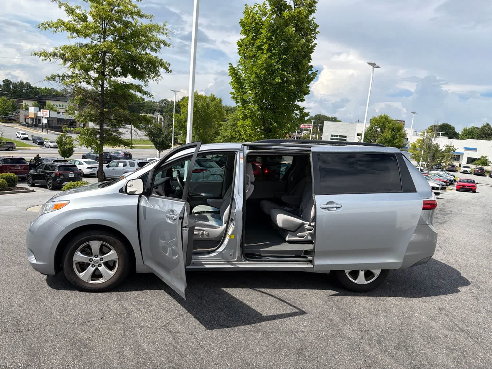 Thumbnail: 2016 Toyota Sienna - 18