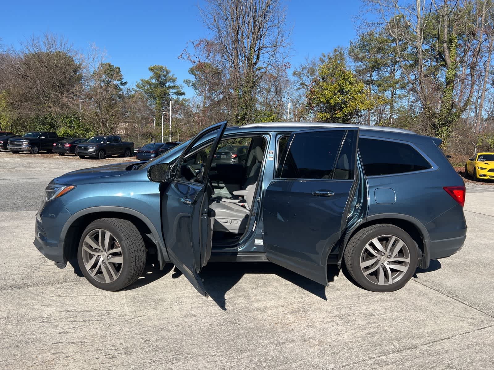 Thumbnail: 2017 Honda Pilot - 17