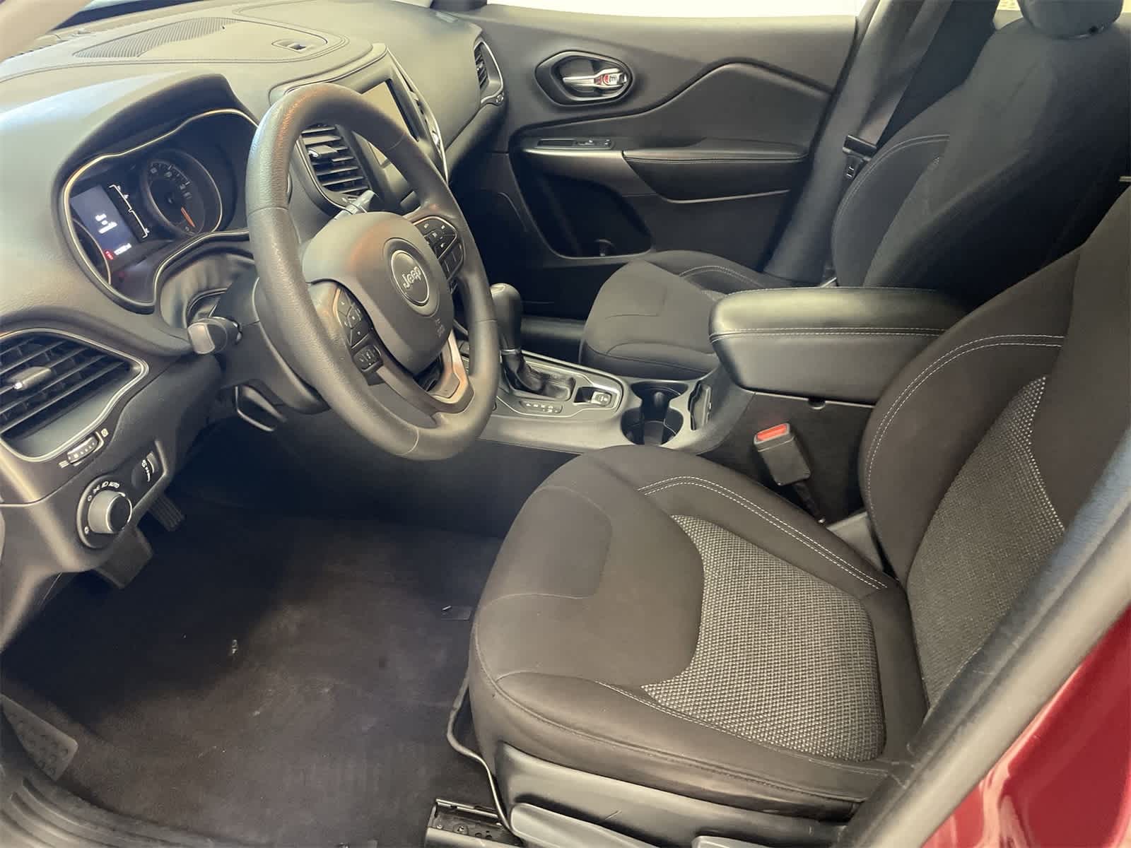 Thumbnail: 2020 Jeep Cherokee - 15