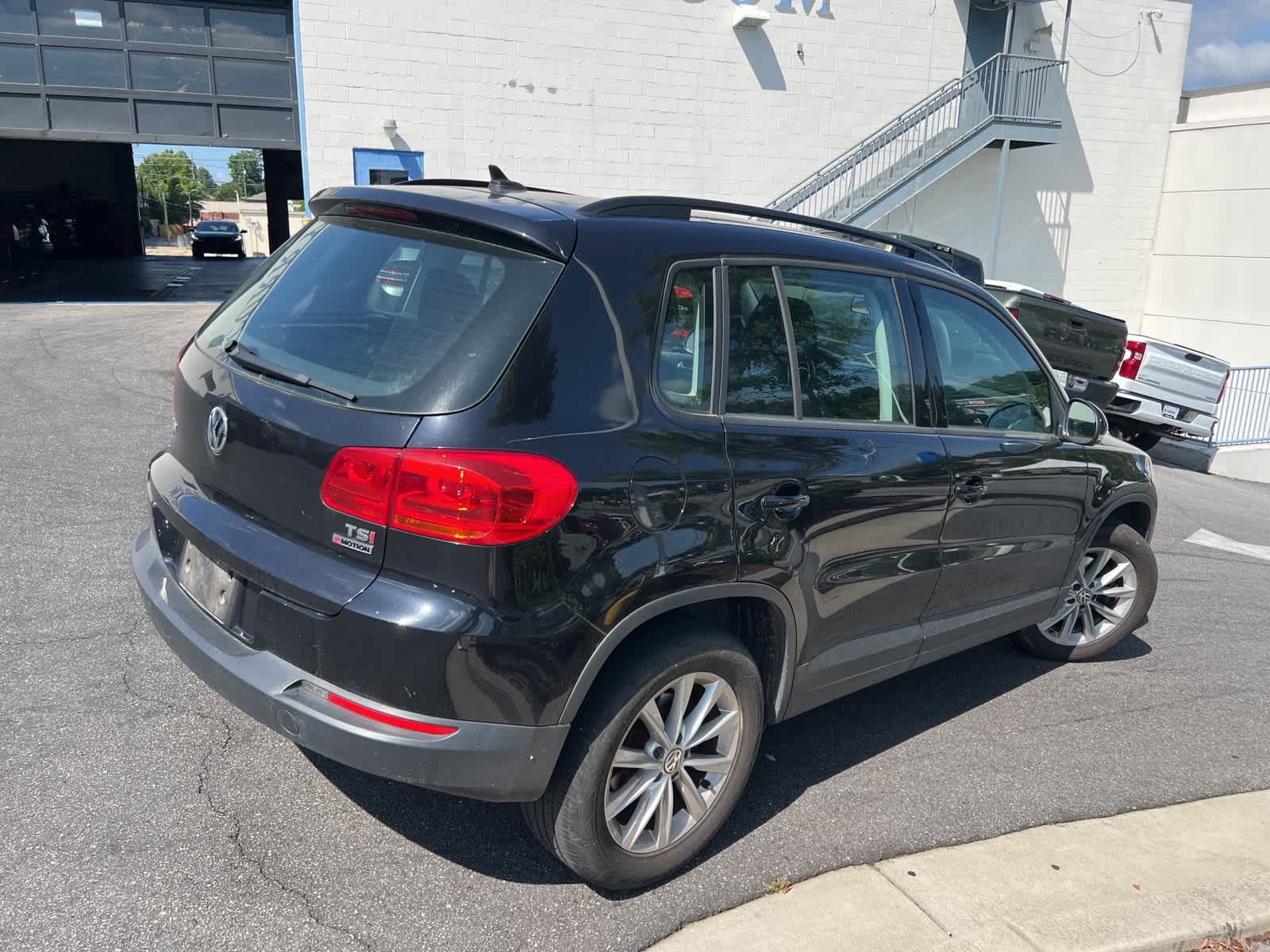 Thumbnail: 2017 Volkswagen Tiguan - 10