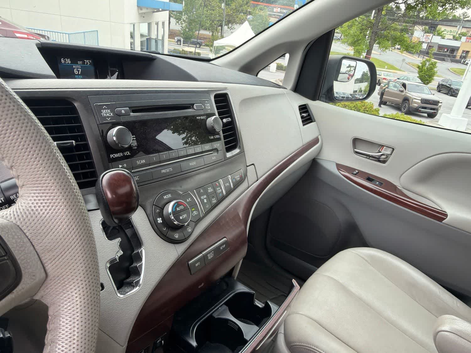 Thumbnail: 2013 Toyota Sienna - 20