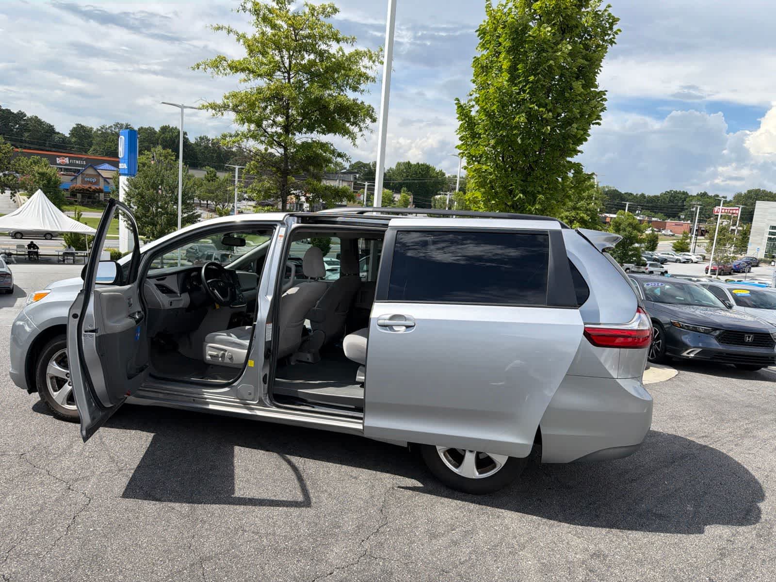 Thumbnail: 2016 Toyota Sienna - 19