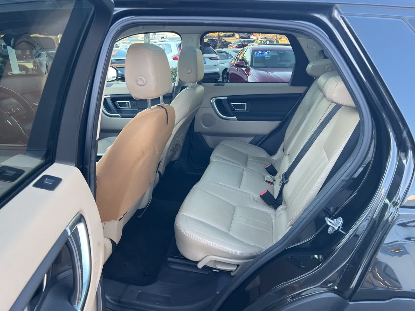 Thumbnail: 2016 Land Rover Discovery Sport - 15