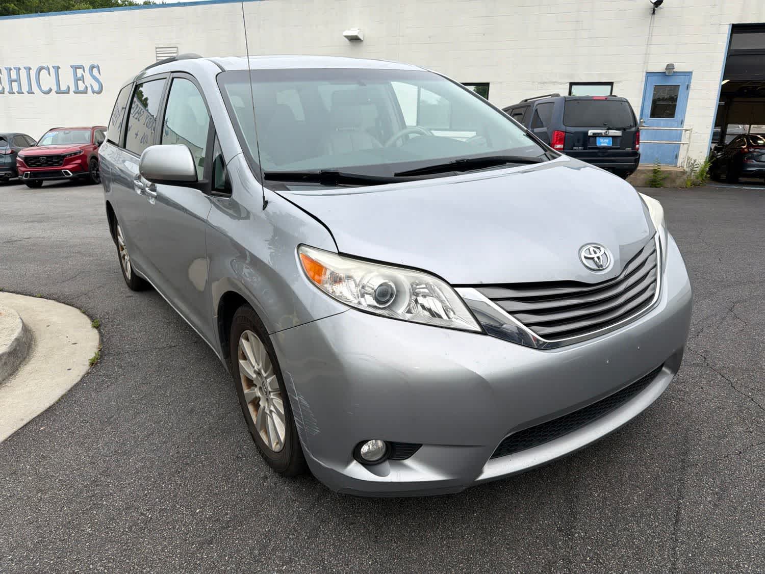 Thumbnail: 2013 Toyota Sienna - 13
