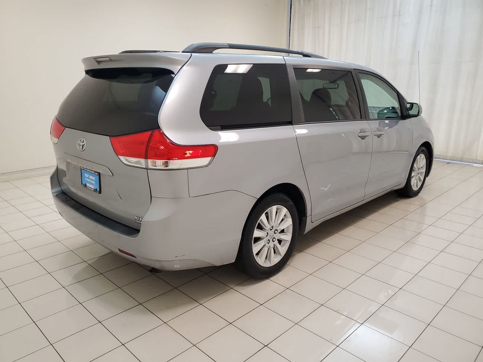 Thumbnail: 2013 Toyota Sienna - 26