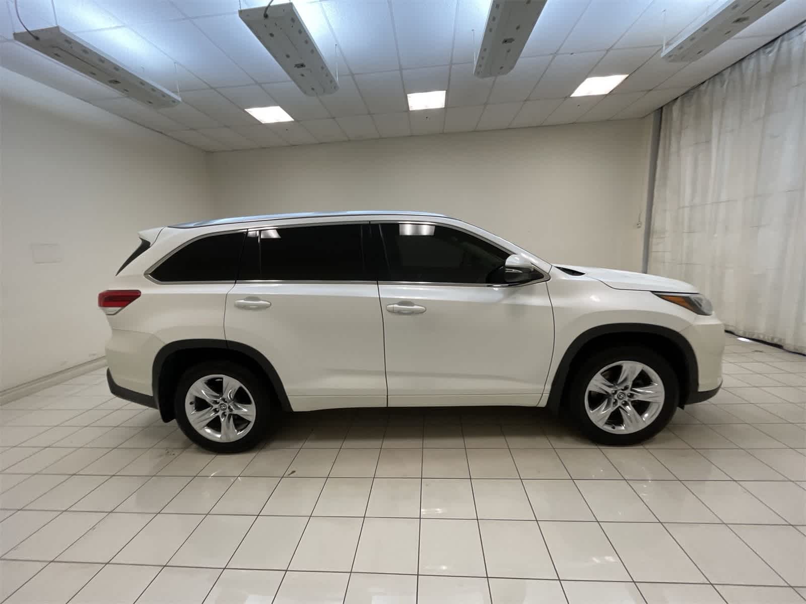 Thumbnail: 2017 Toyota Highlander - 29