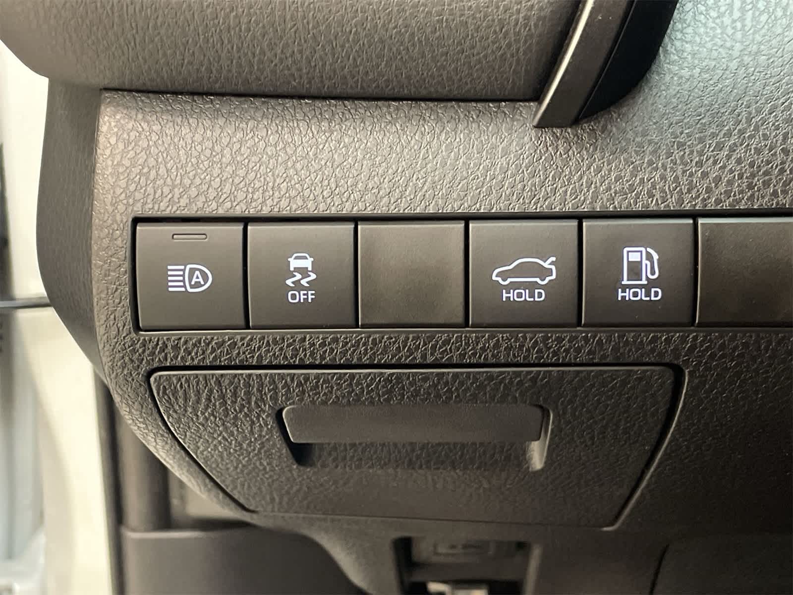 Thumbnail: 2019 Toyota Camry - 32