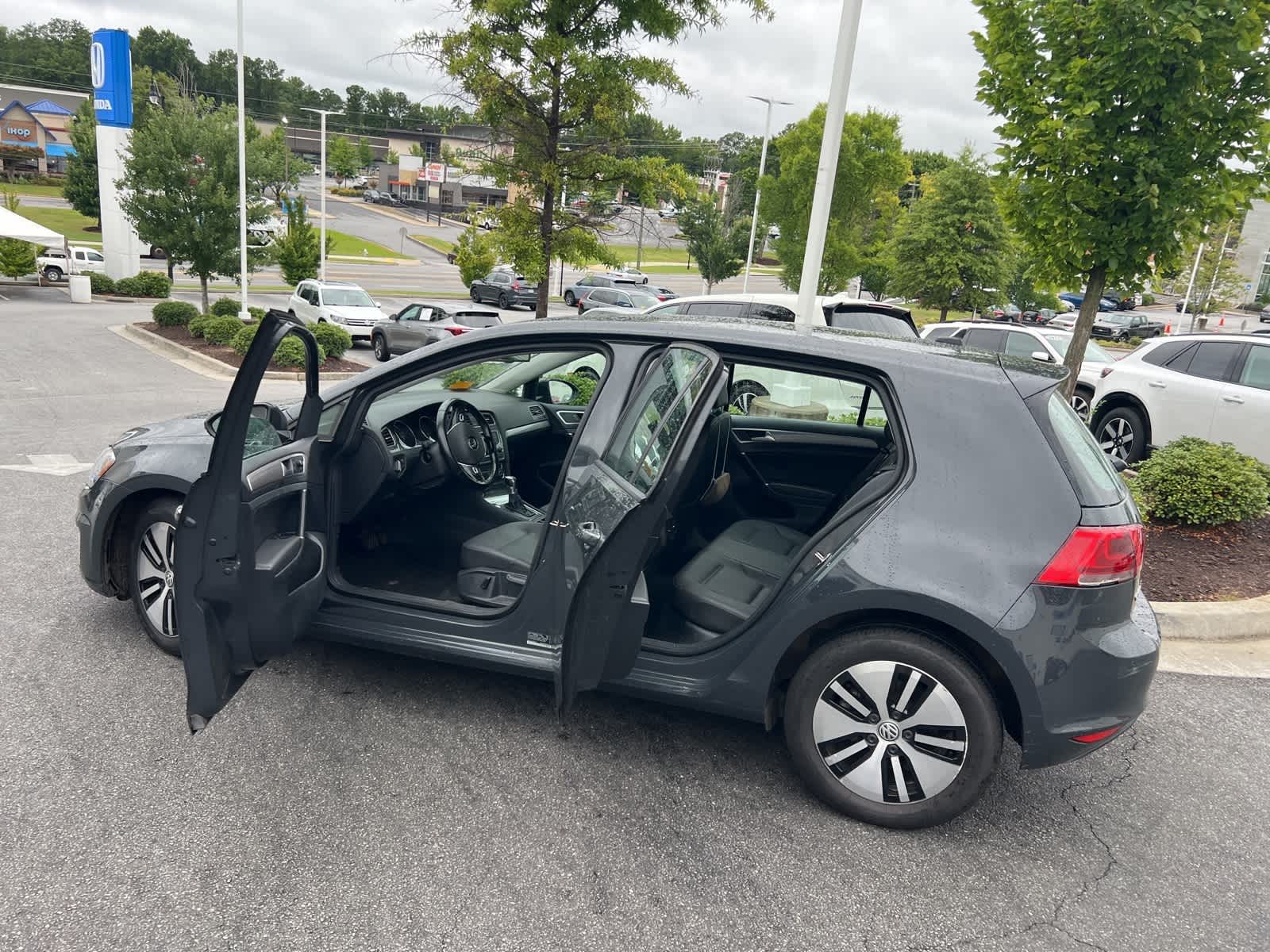 Thumbnail: 2015 Volkswagen e-Golf - 19