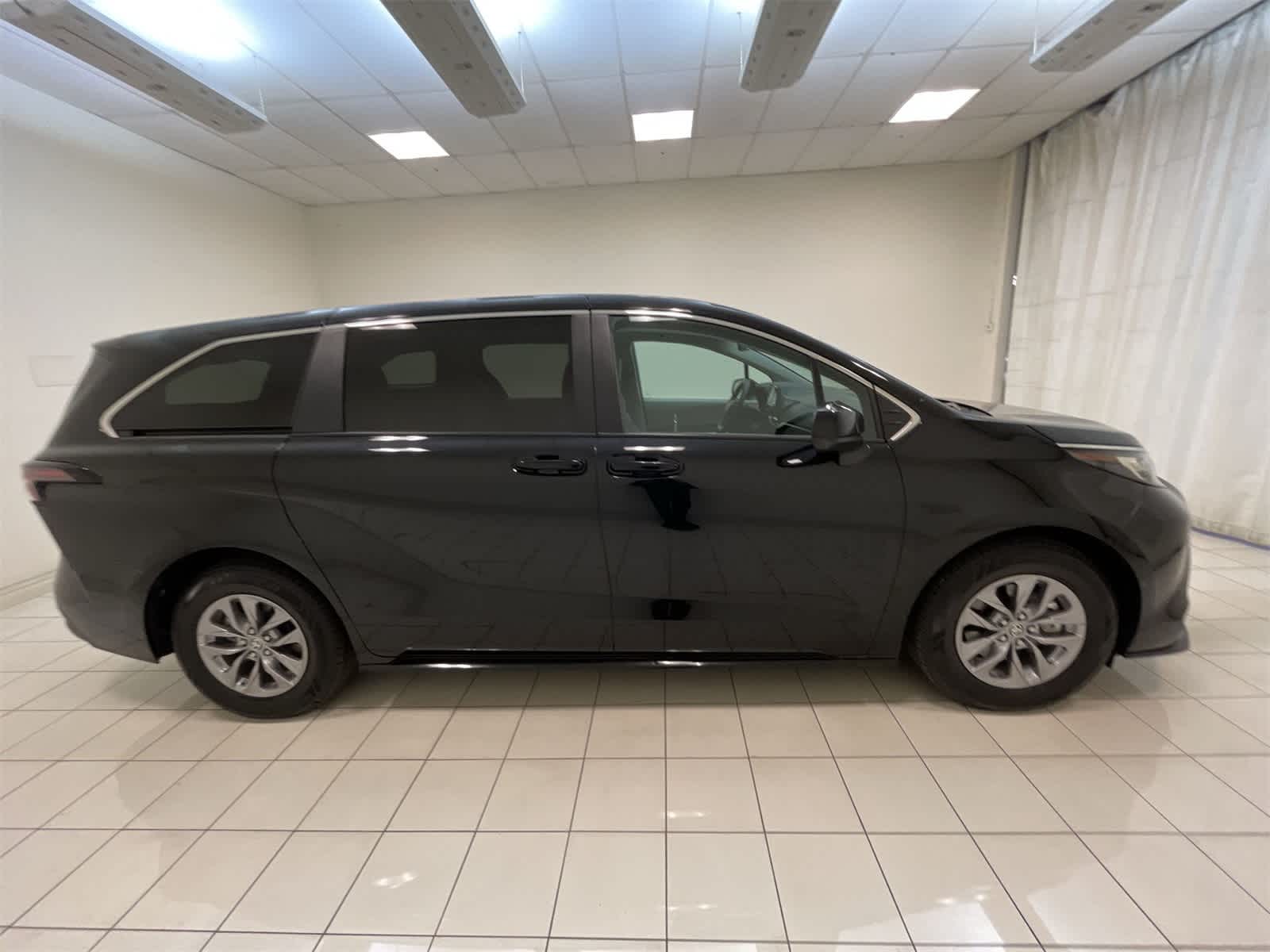 Thumbnail: 2023 Toyota Sienna - 24