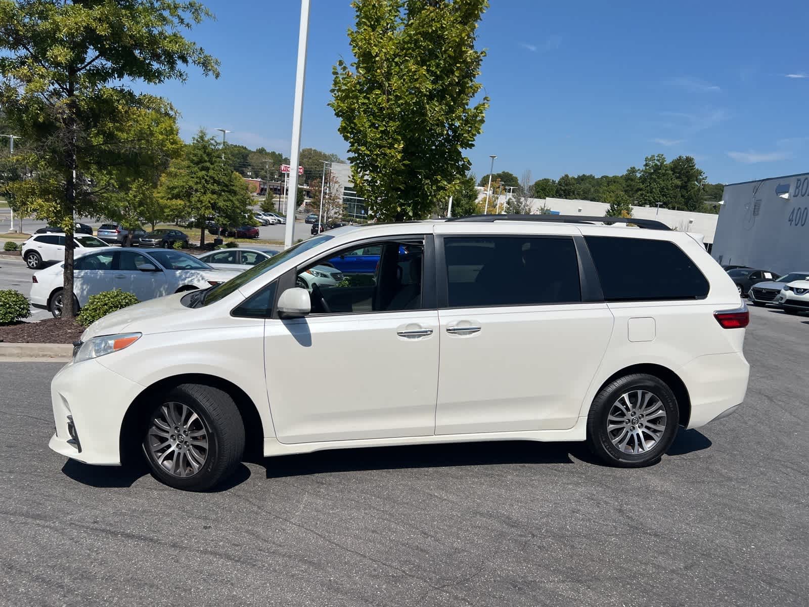 Thumbnail: 2019 Toyota Sienna - 6