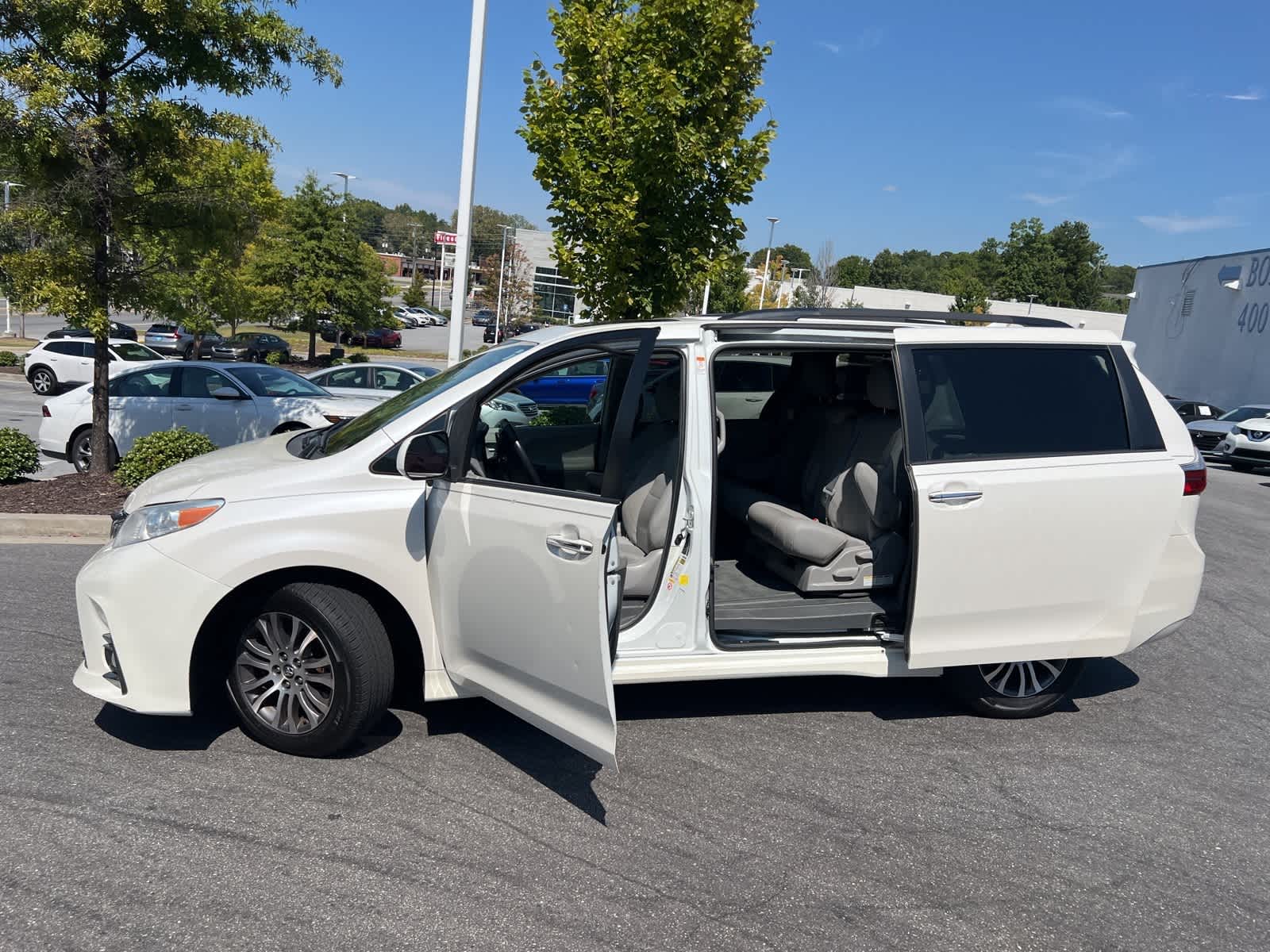 Thumbnail: 2019 Toyota Sienna - 18