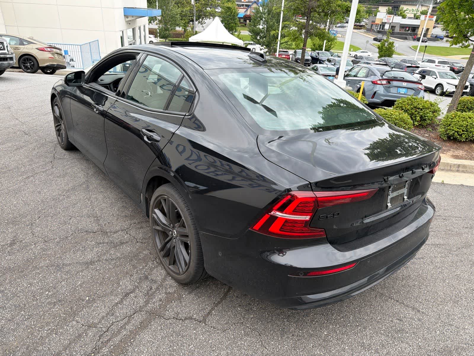 Thumbnail: 2024 Volvo S60 - 9