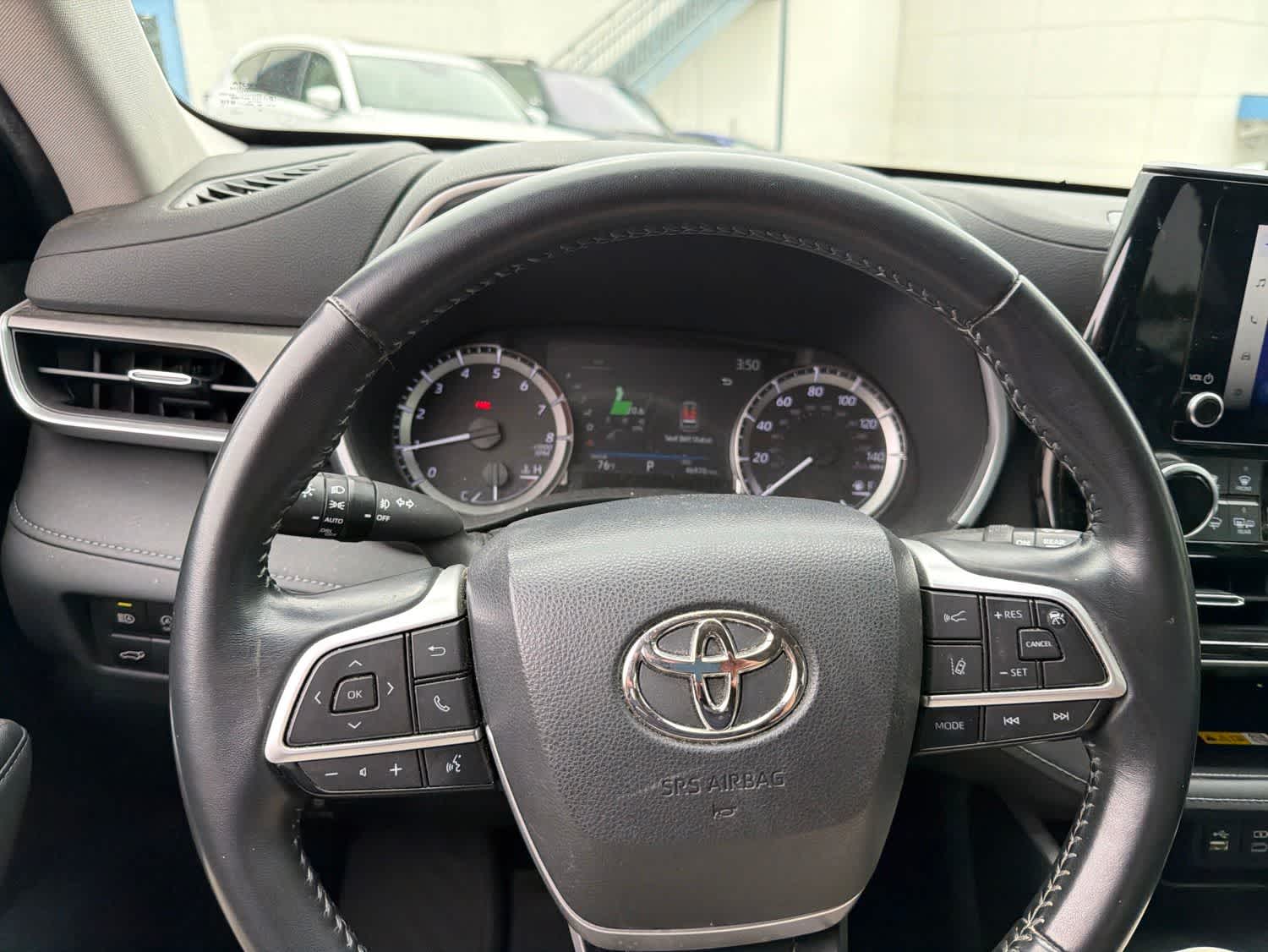 Thumbnail: 2023 Toyota Highlander - 21