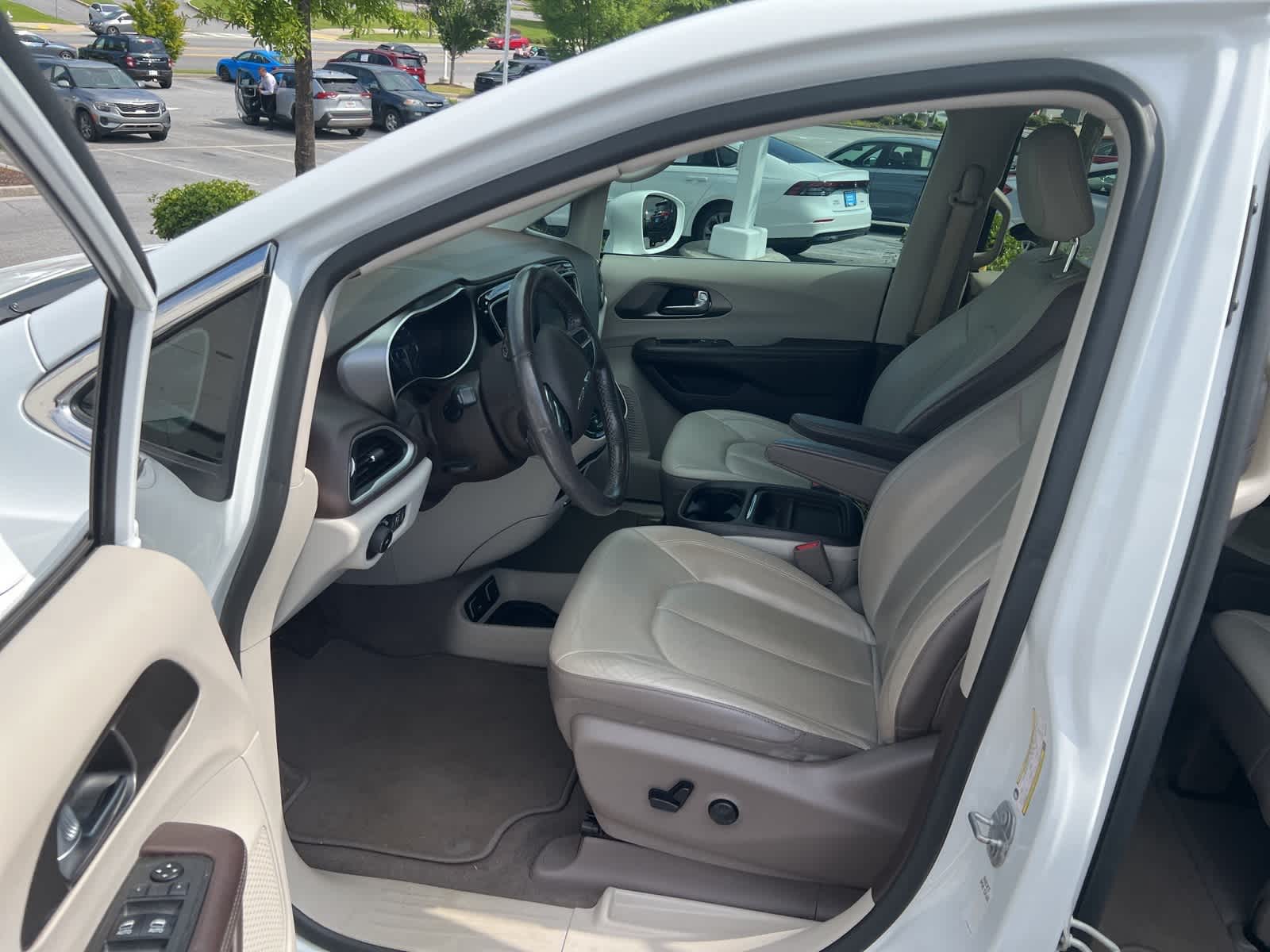 Thumbnail: 2019 Chrysler Pacifica - 14