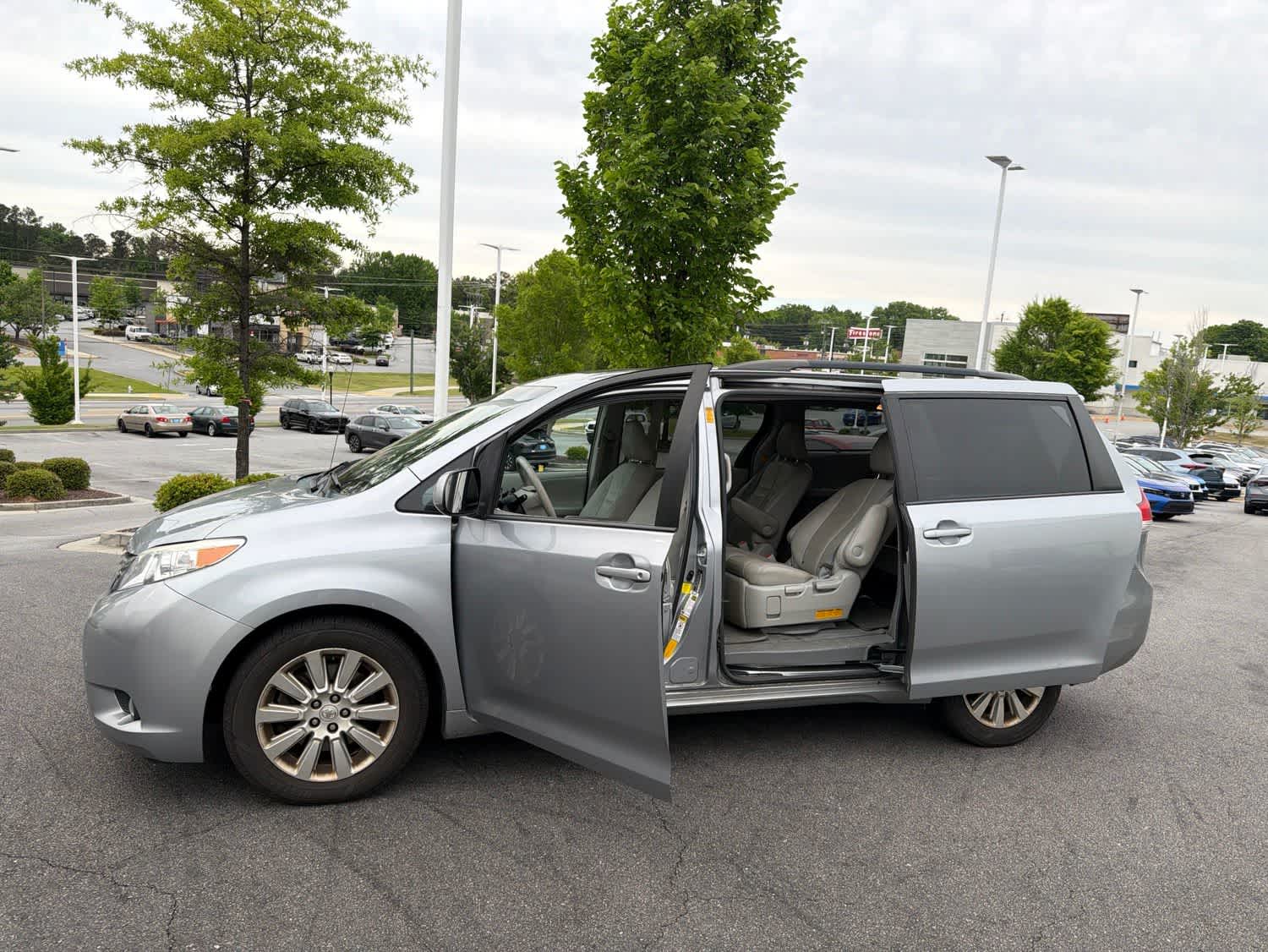 Thumbnail: 2013 Toyota Sienna - 17