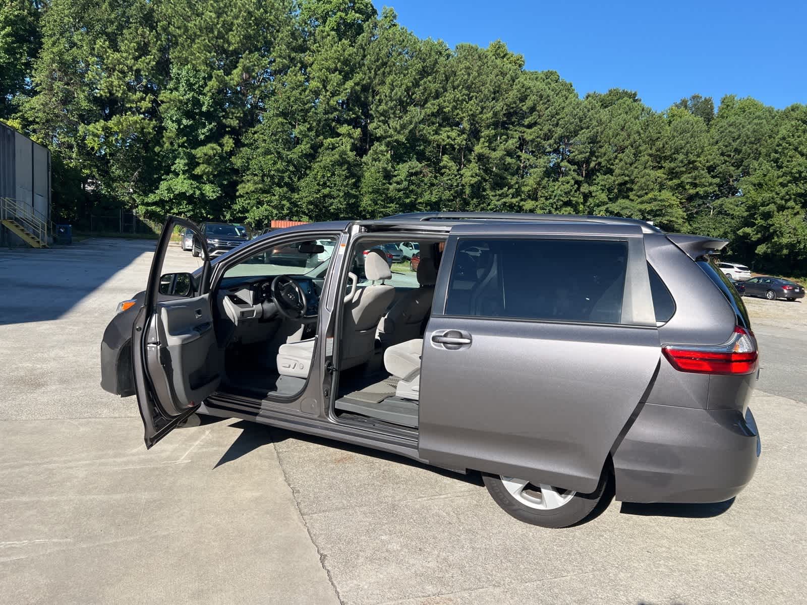 Thumbnail: 2020 Toyota Sienna - 18