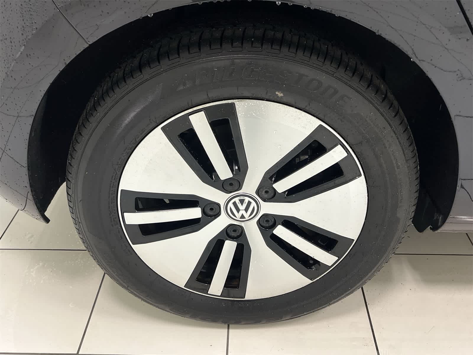 Thumbnail: 2016 Volkswagen e-Golf - 22
