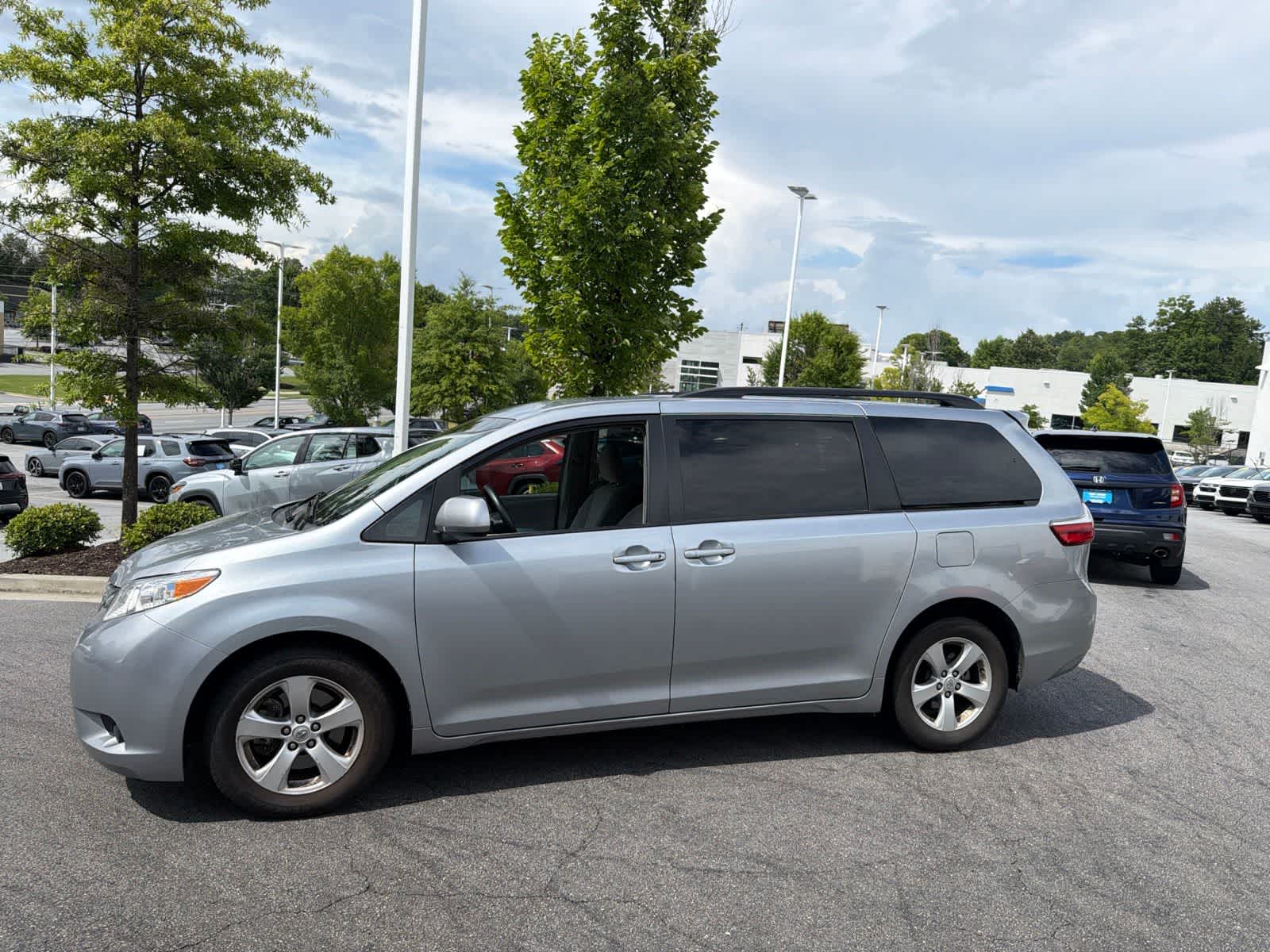 Thumbnail: 2016 Toyota Sienna - 6