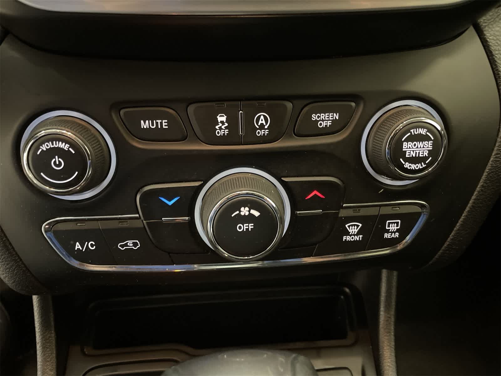 Thumbnail: 2020 Jeep Cherokee - 27