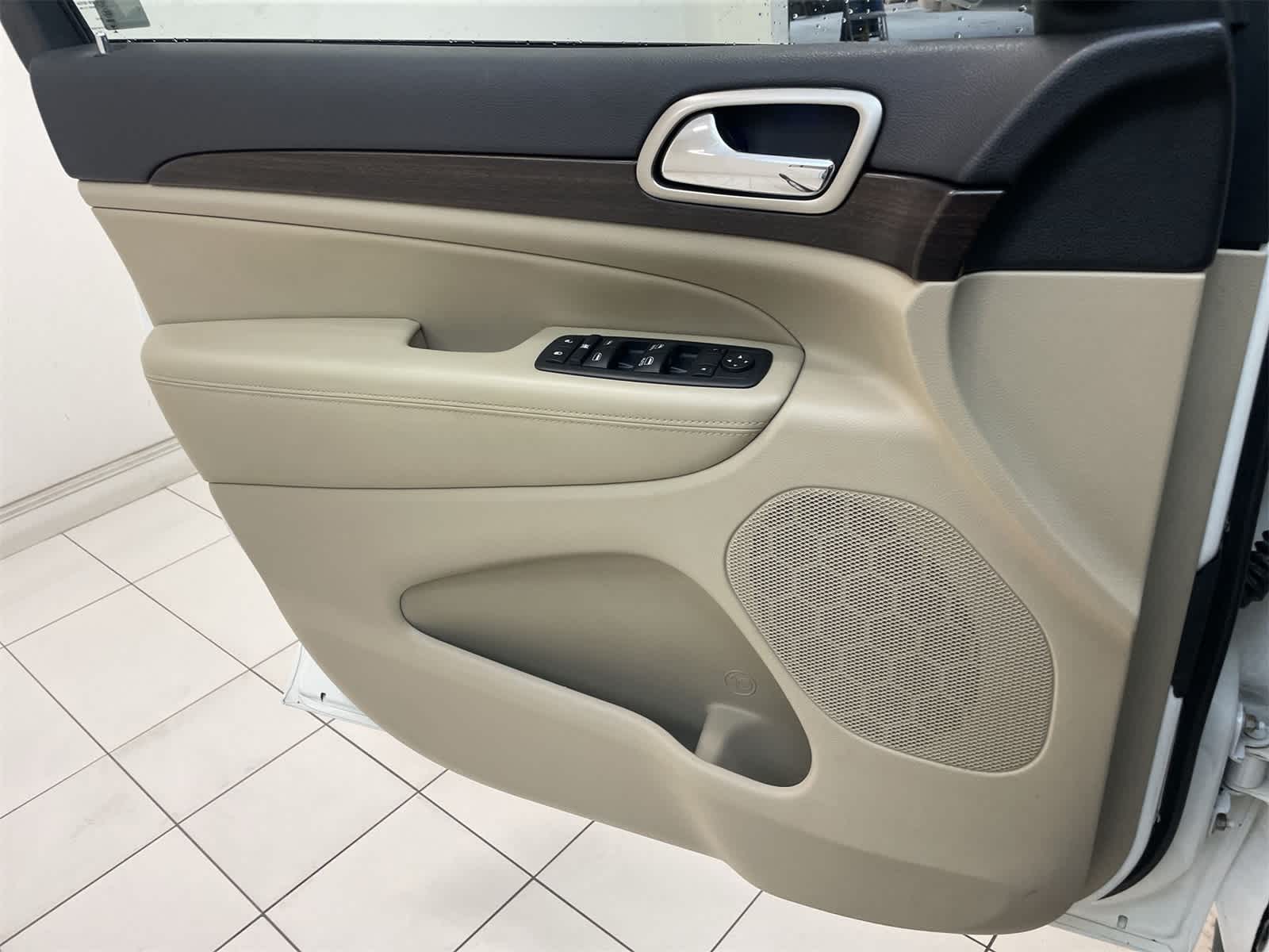 Thumbnail: 2014 Jeep Grand Cherokee - 13