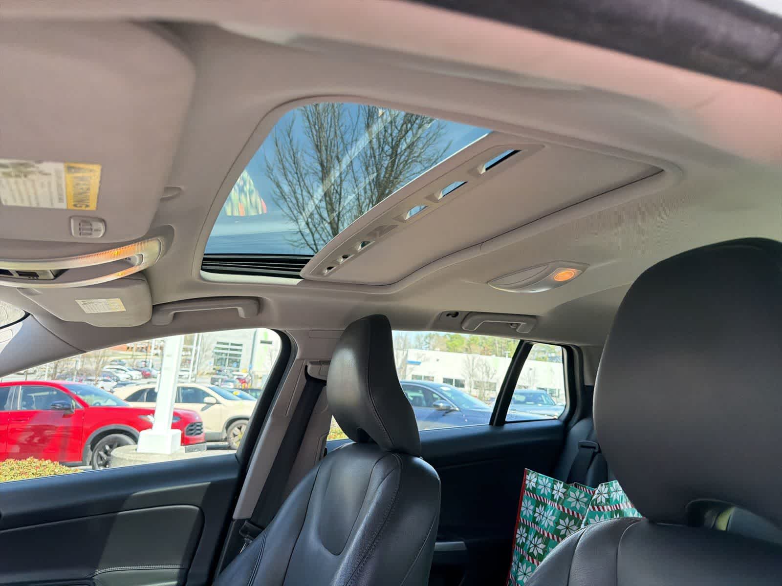 Thumbnail: 2017 Volvo V60 - 19