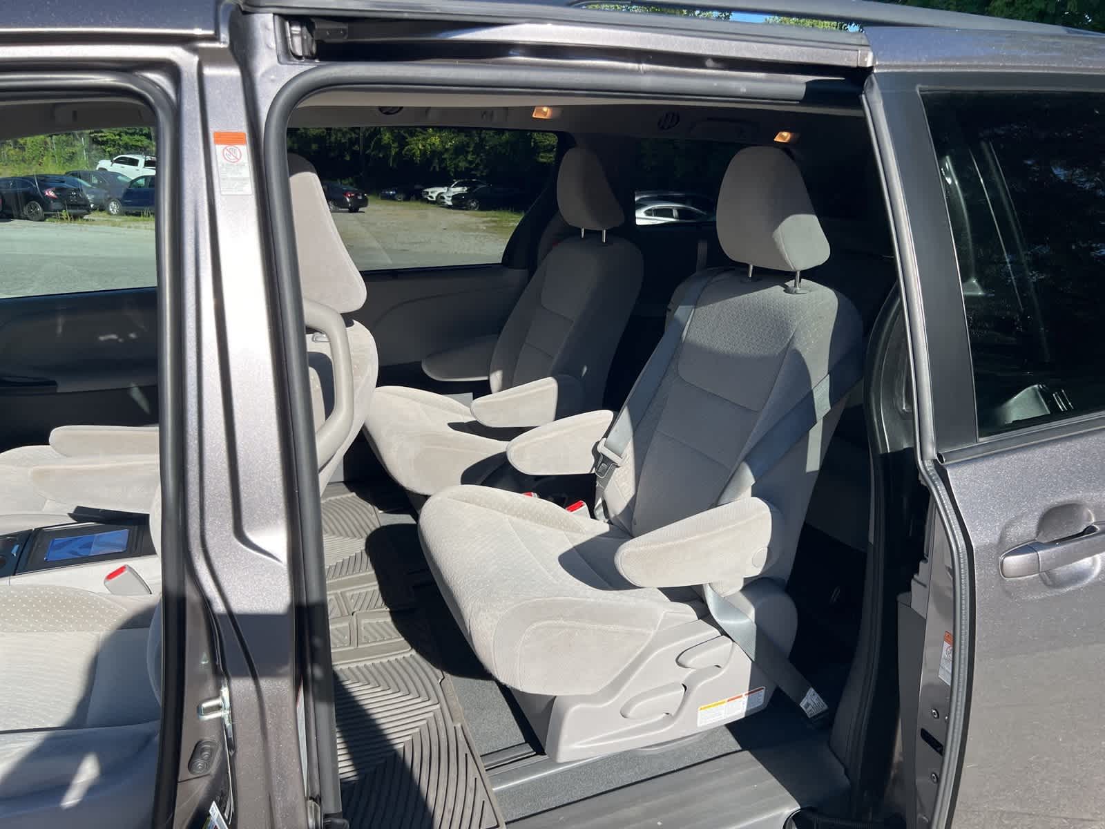 Thumbnail: 2020 Toyota Sienna - 16