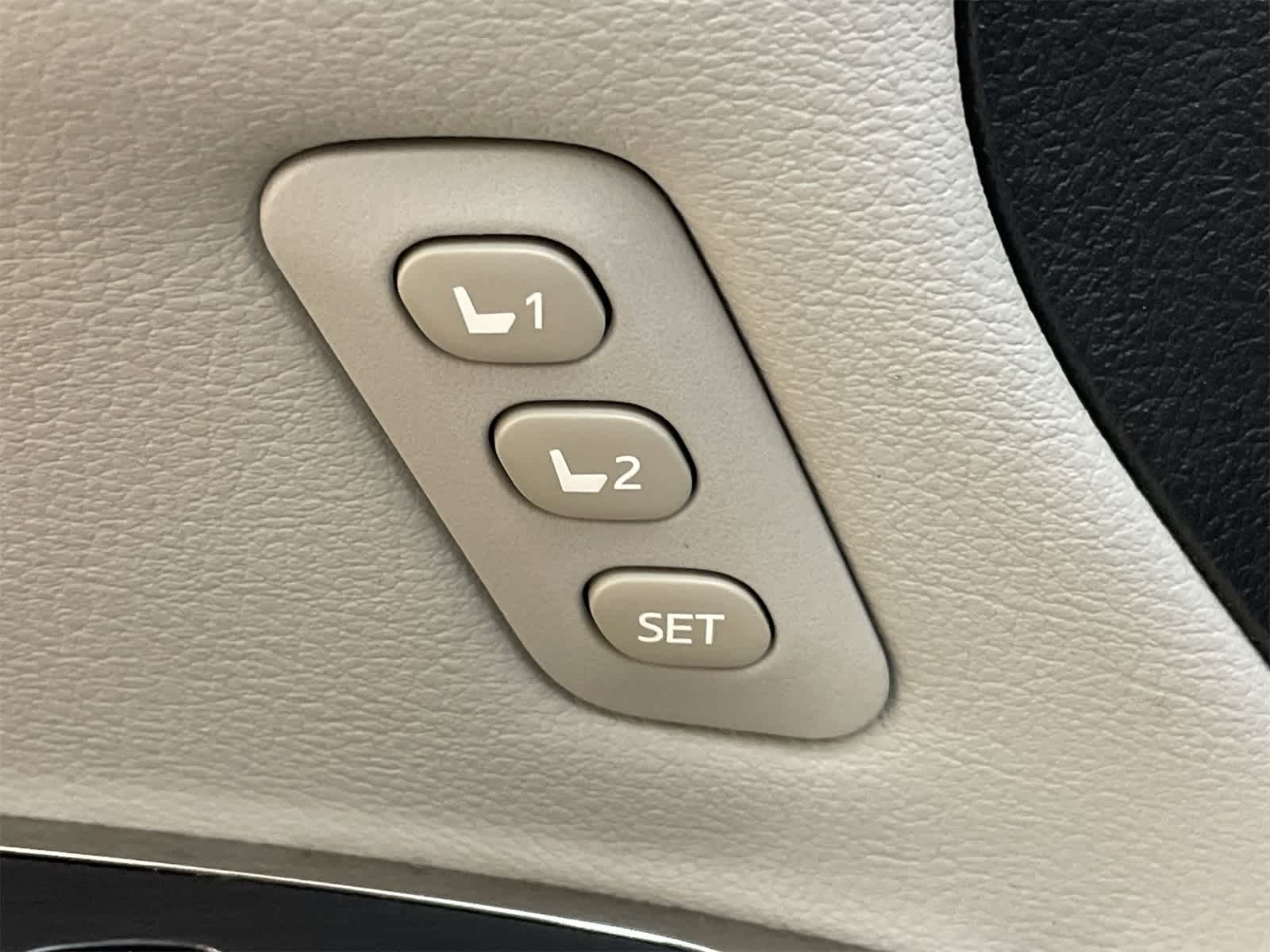 Thumbnail: 2014 Toyota Avalon - 18