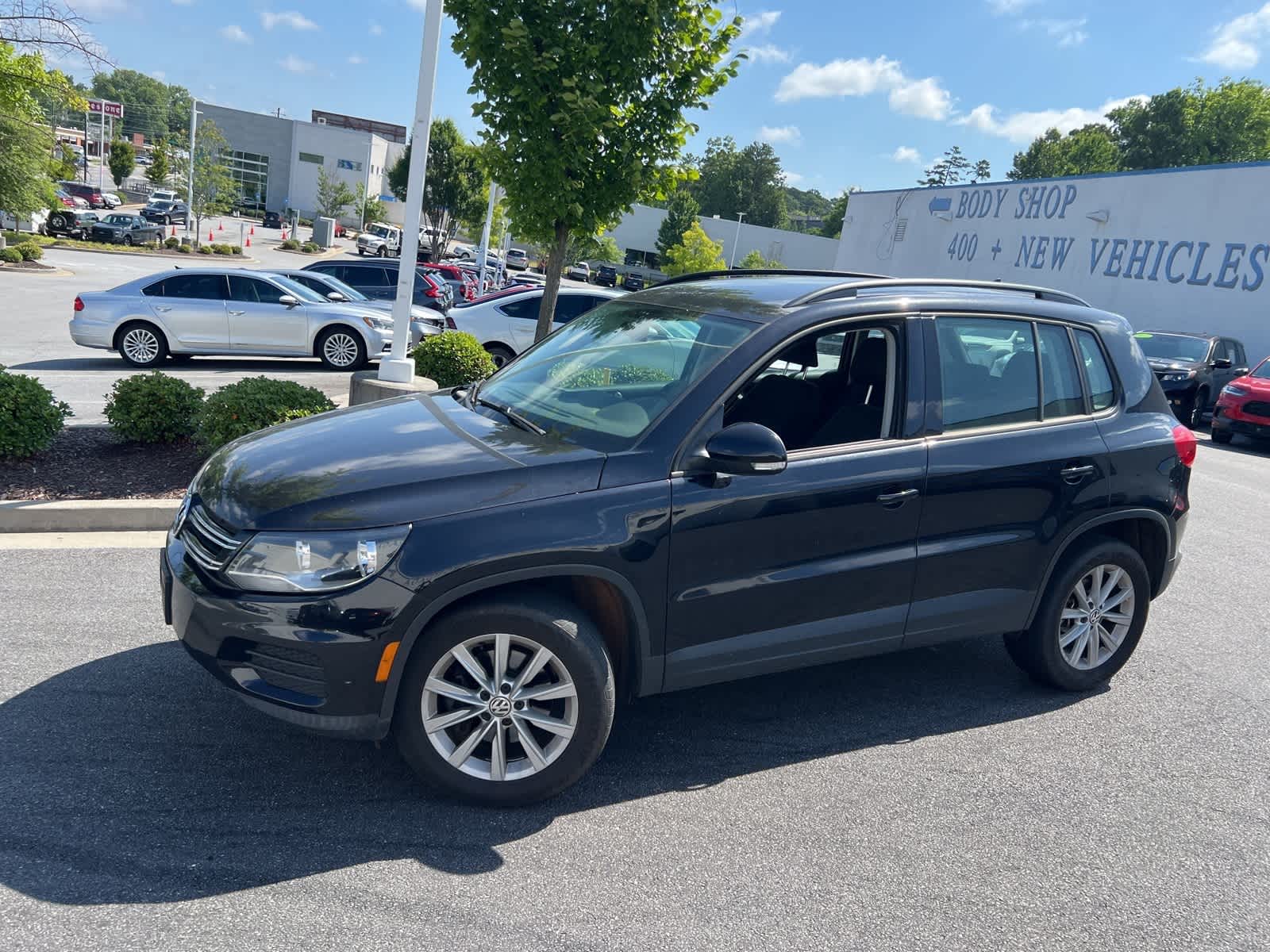 Thumbnail: 2017 Volkswagen Tiguan - 4