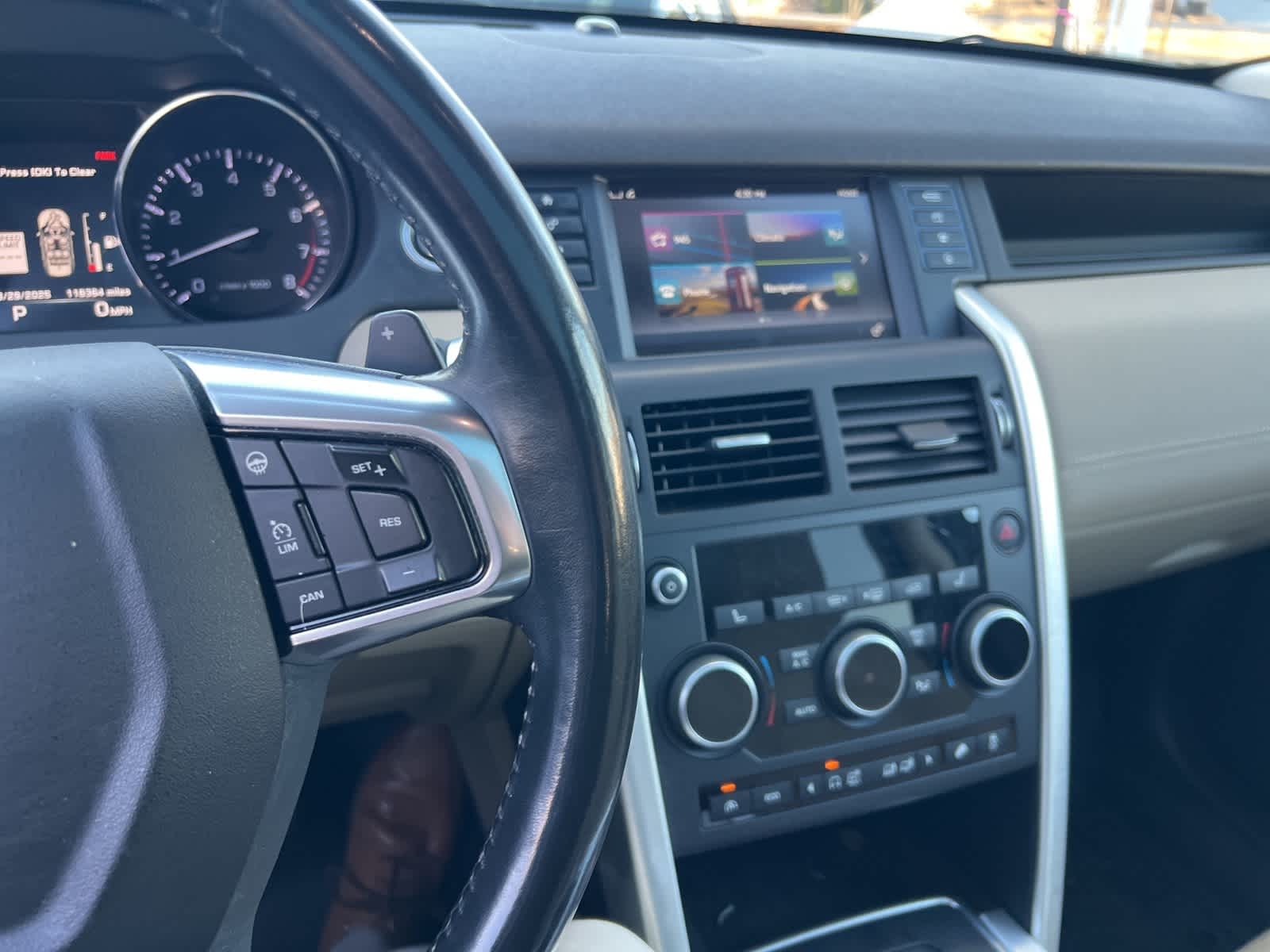 Thumbnail: 2016 Land Rover Discovery Sport - 20